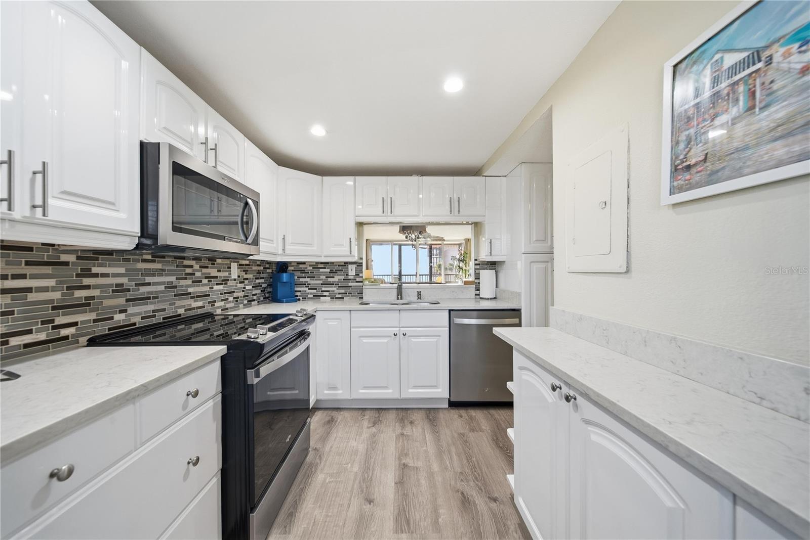 Listing photo id 12 for 17580 Gulf Boulevard 302