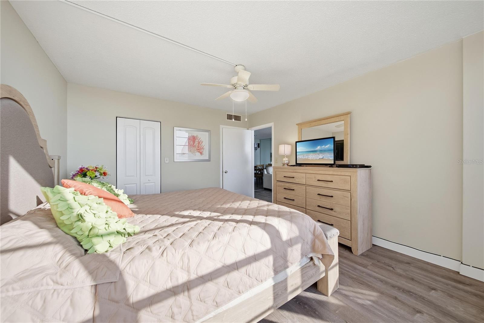 Listing photo id 15 for 17580 Gulf Boulevard 302