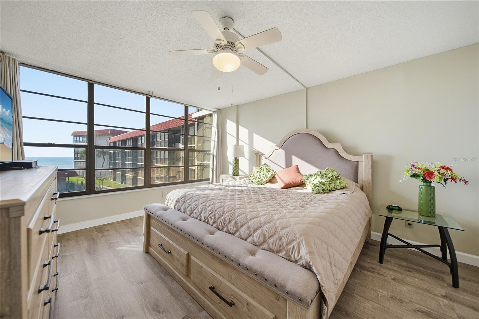 Listing photo id 16 for 17580 Gulf Boulevard 302