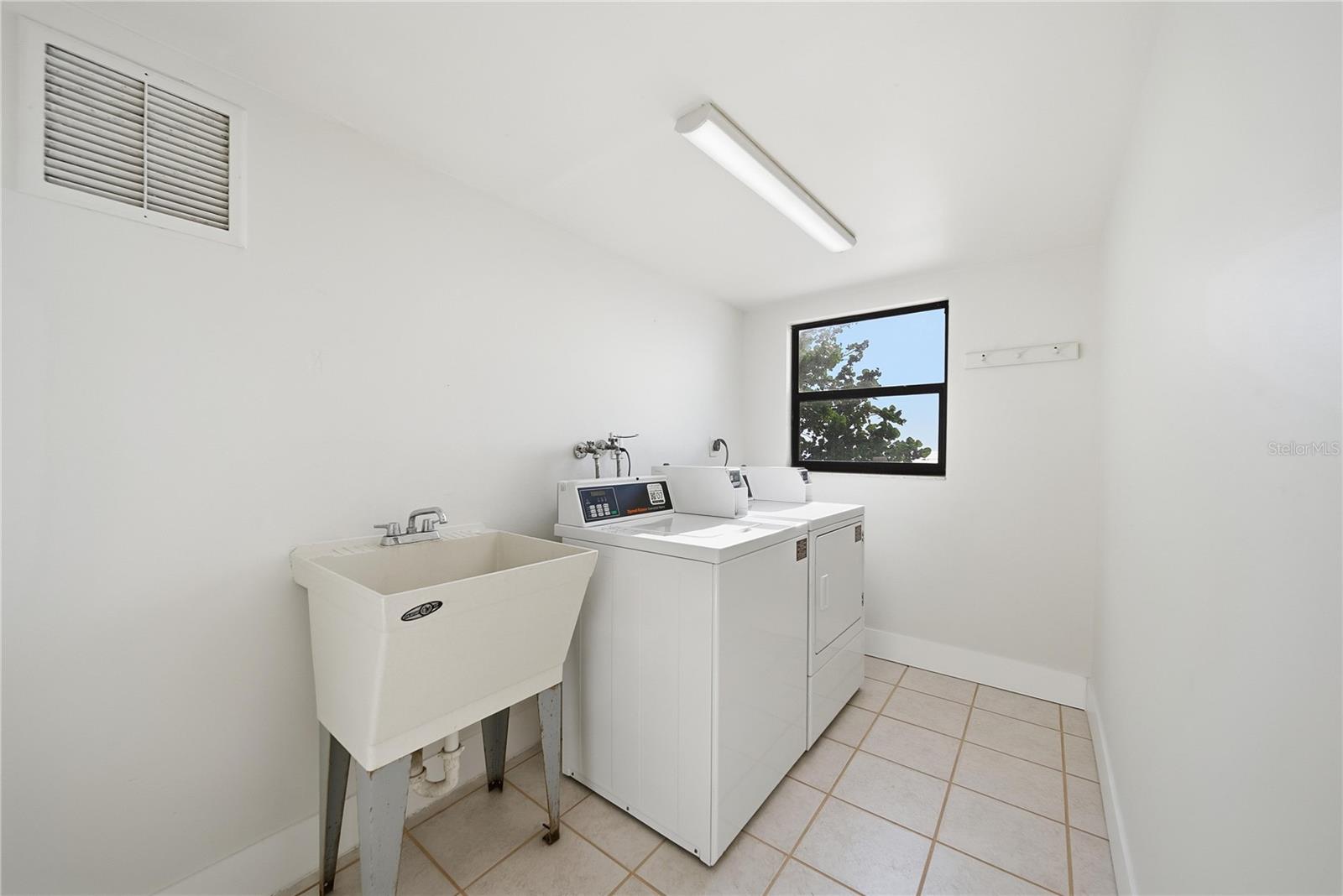 Listing photo id 35 for 17580 Gulf Boulevard 302