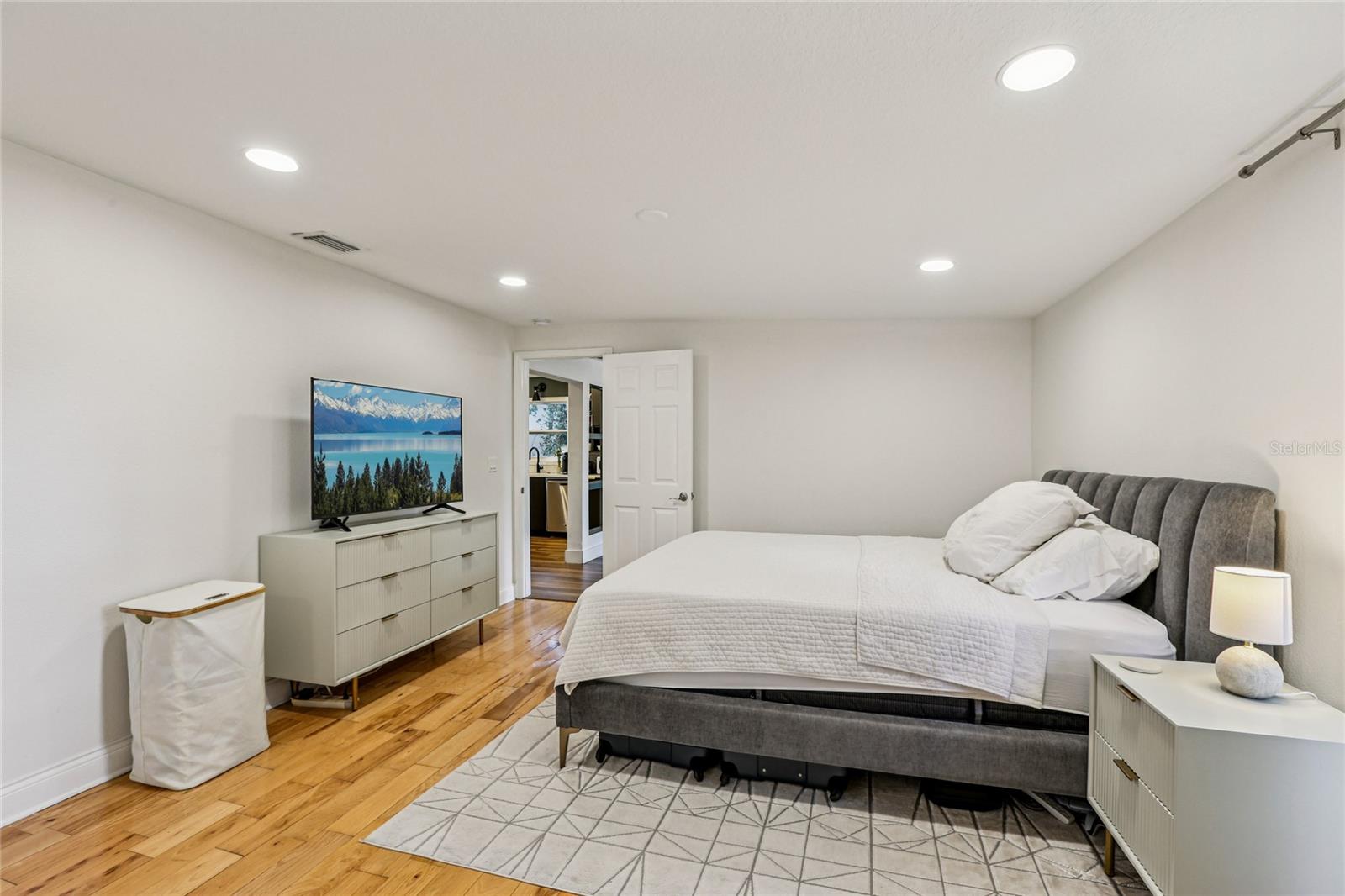 Image 27 of 43 For 4104 Seminole Avenue