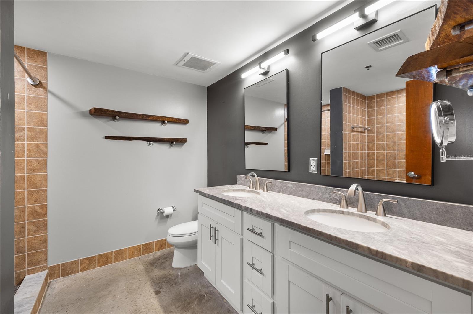 Image 21 of 44 For 1212 Whiting Street 402