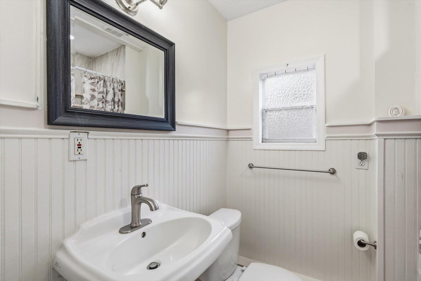 Image 13 of 43 For 918 Smith Street