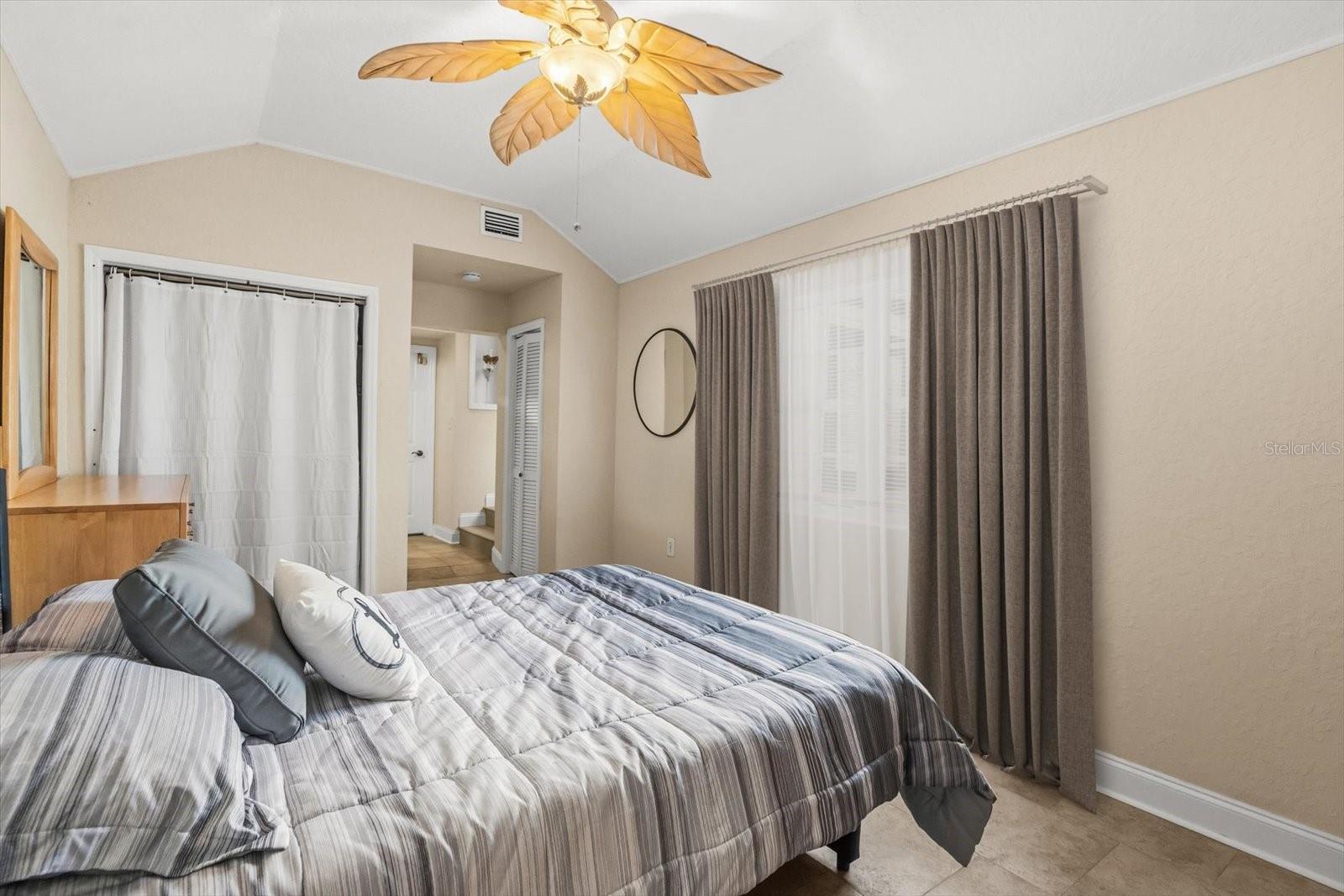 Image 17 of 43 For 918 Smith Street