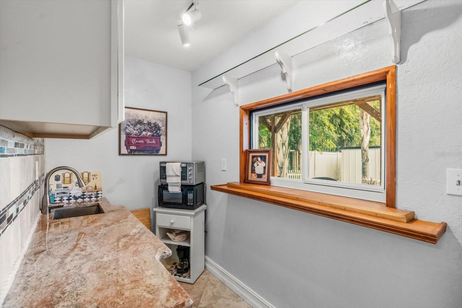 Image 35 of 43 For 918 Smith Street