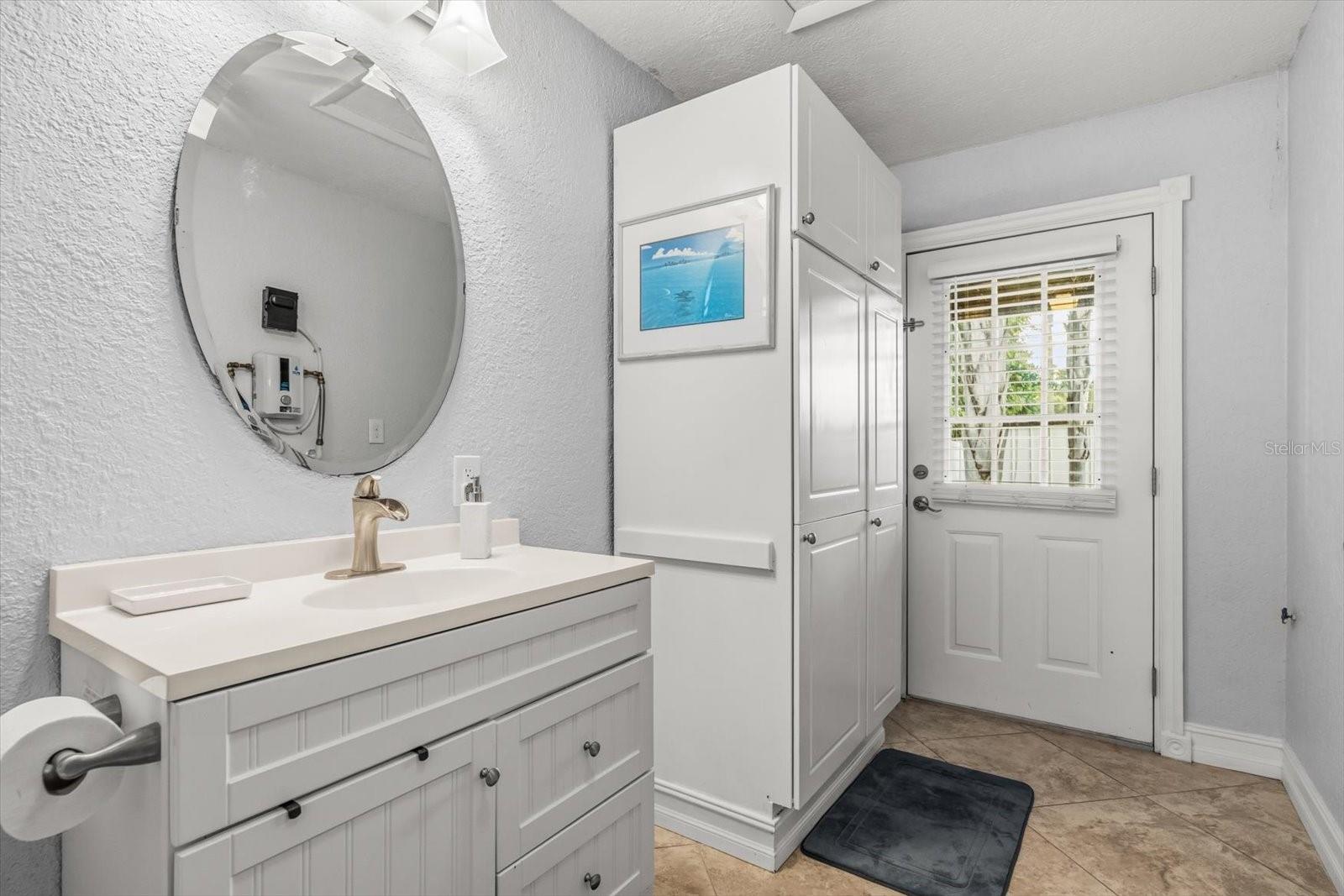 Image 38 of 43 For 918 Smith Street