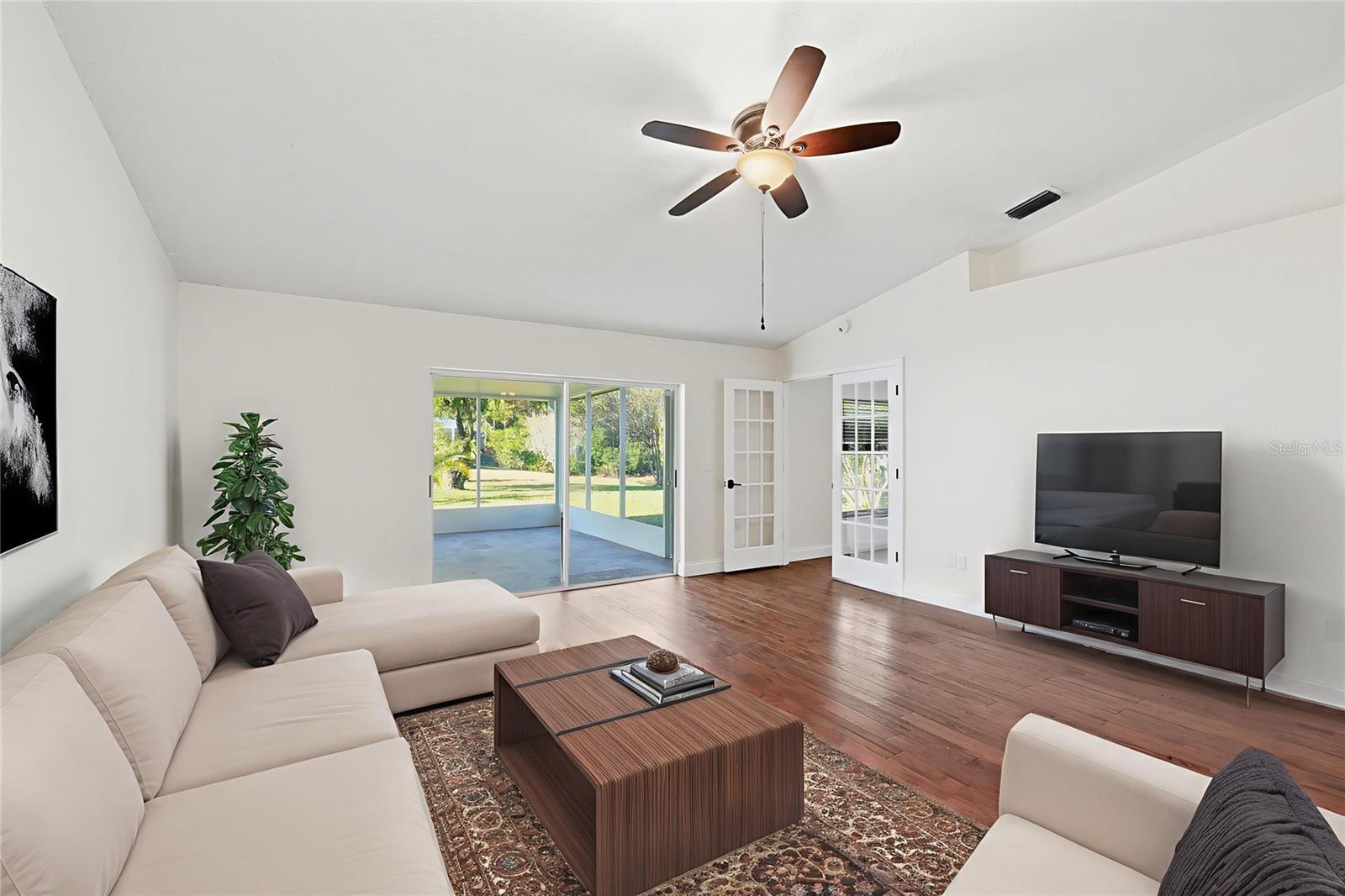 Image 15 of 42 For 15404 Sir Maxwell Court