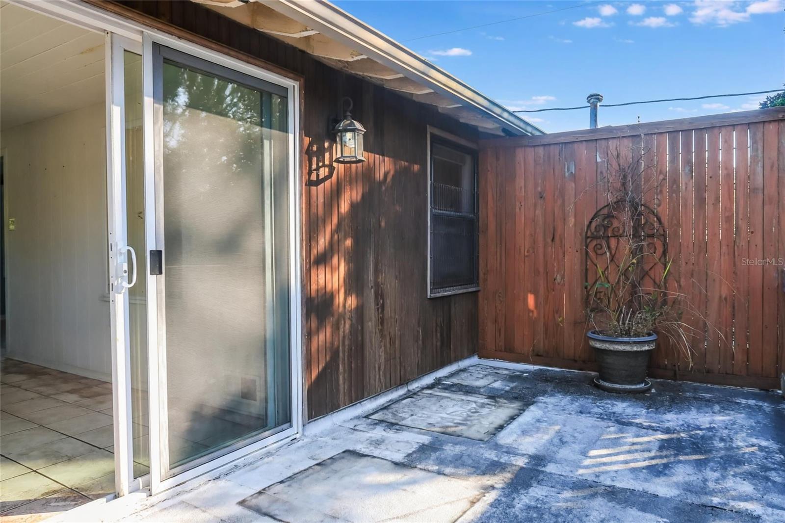 Image 5 of 32 For 1625 Laura Street