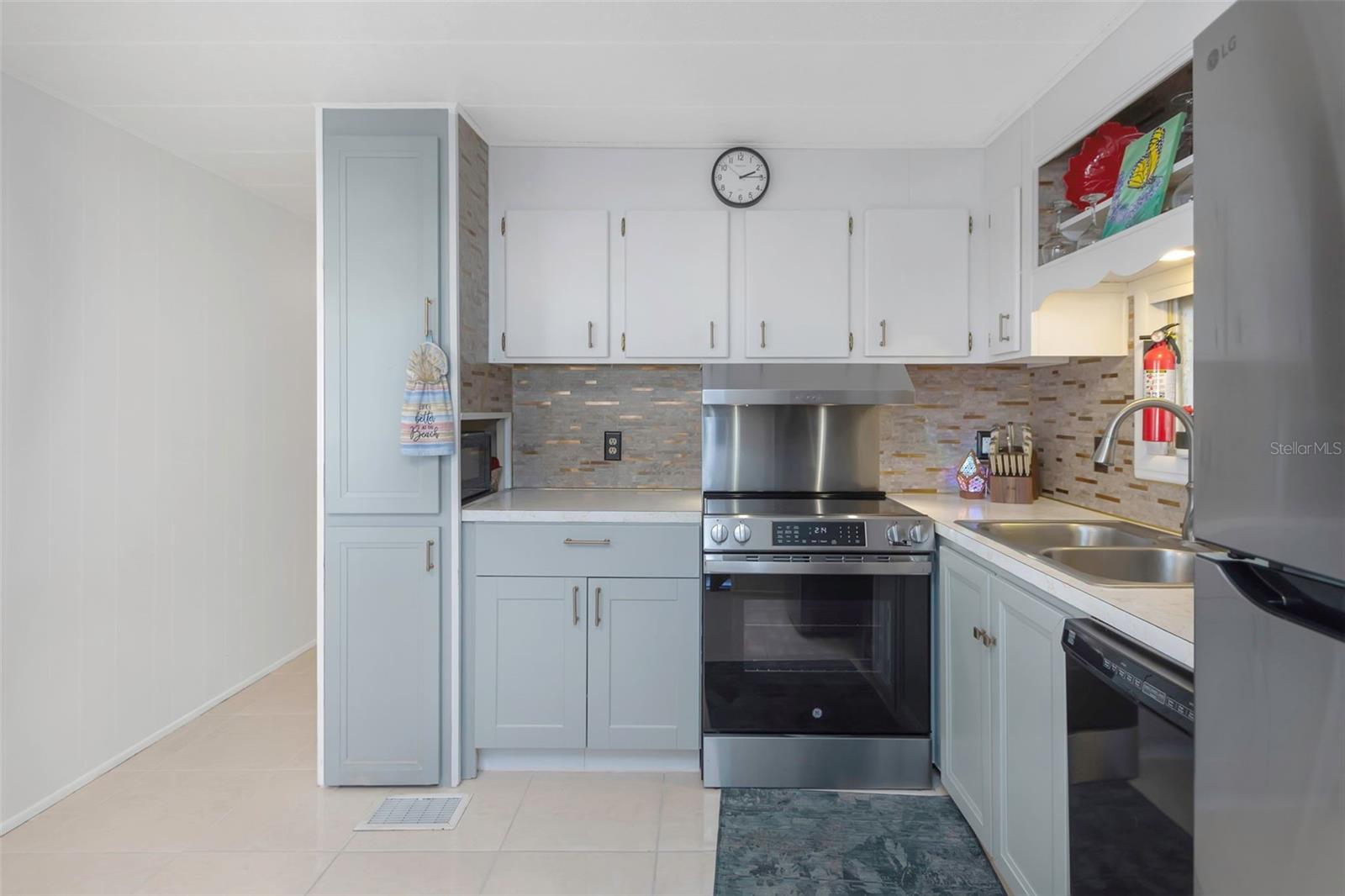 Image 12 of 46 For 294 Colonial Boulevard 48