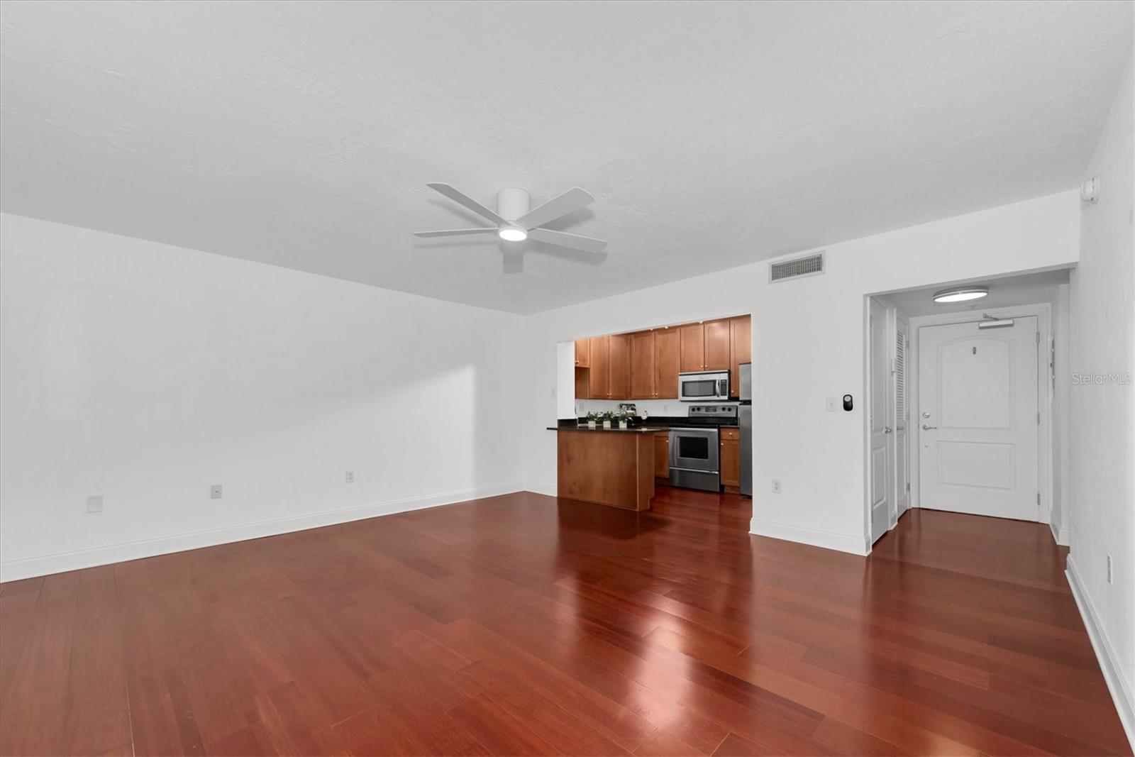 Listing photo id 8 for 210 5th Avenue S 402