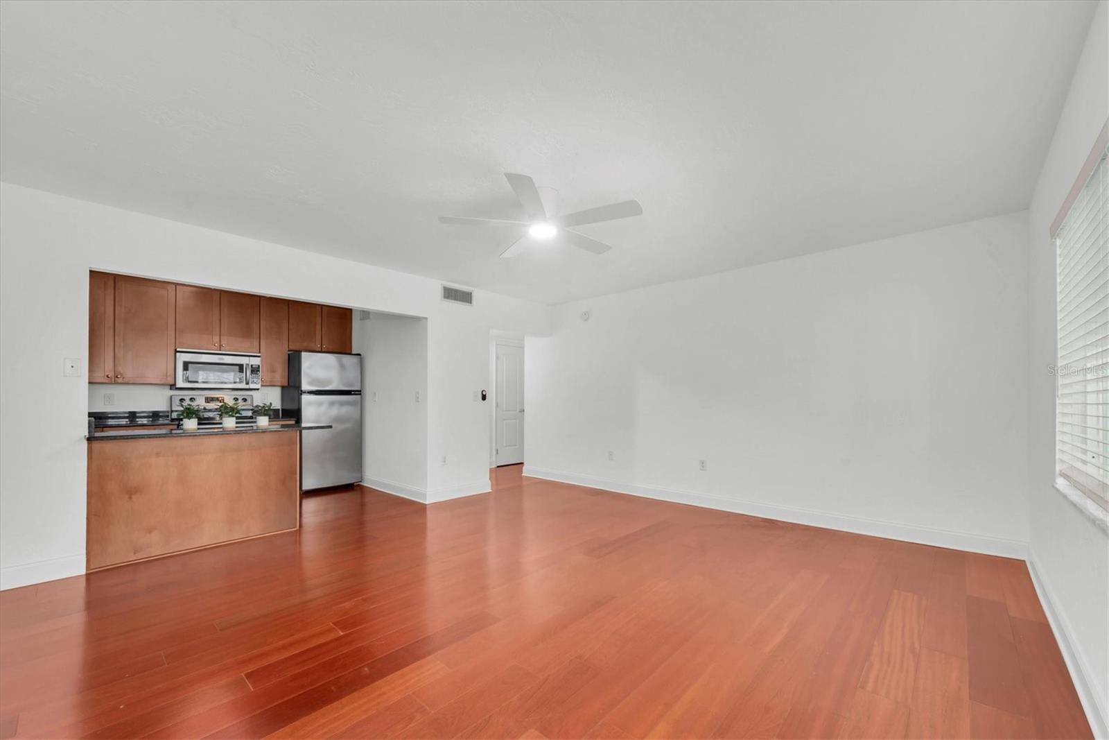 Listing photo id 14 for 210 5th Avenue S 402