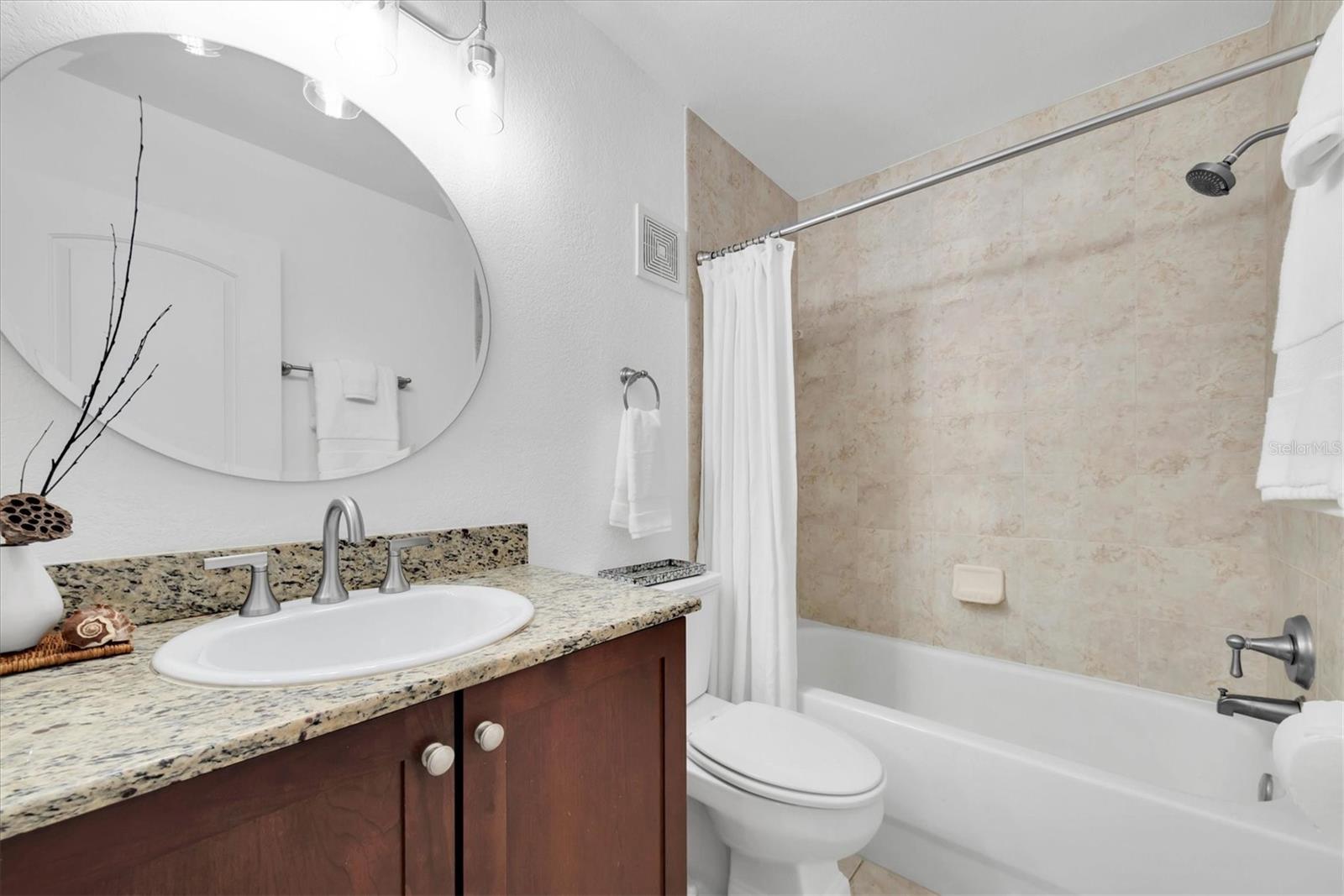 Listing photo id 15 for 210 5th Avenue S 402