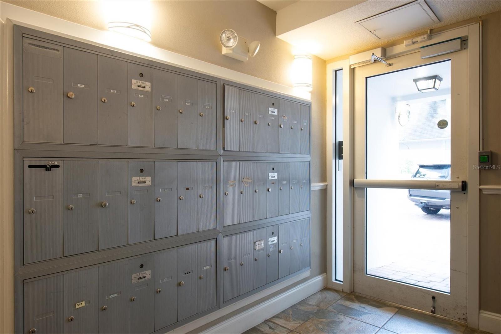 Listing photo id 19 for 210 5th Avenue S 402