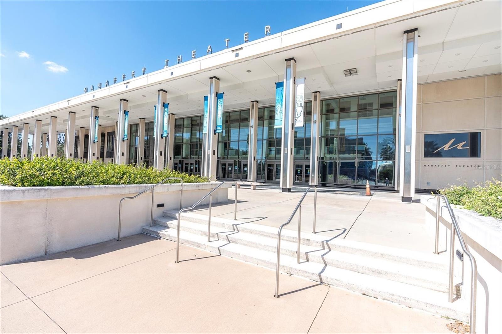 Listing photo id 27 for 210 5th Avenue S 402