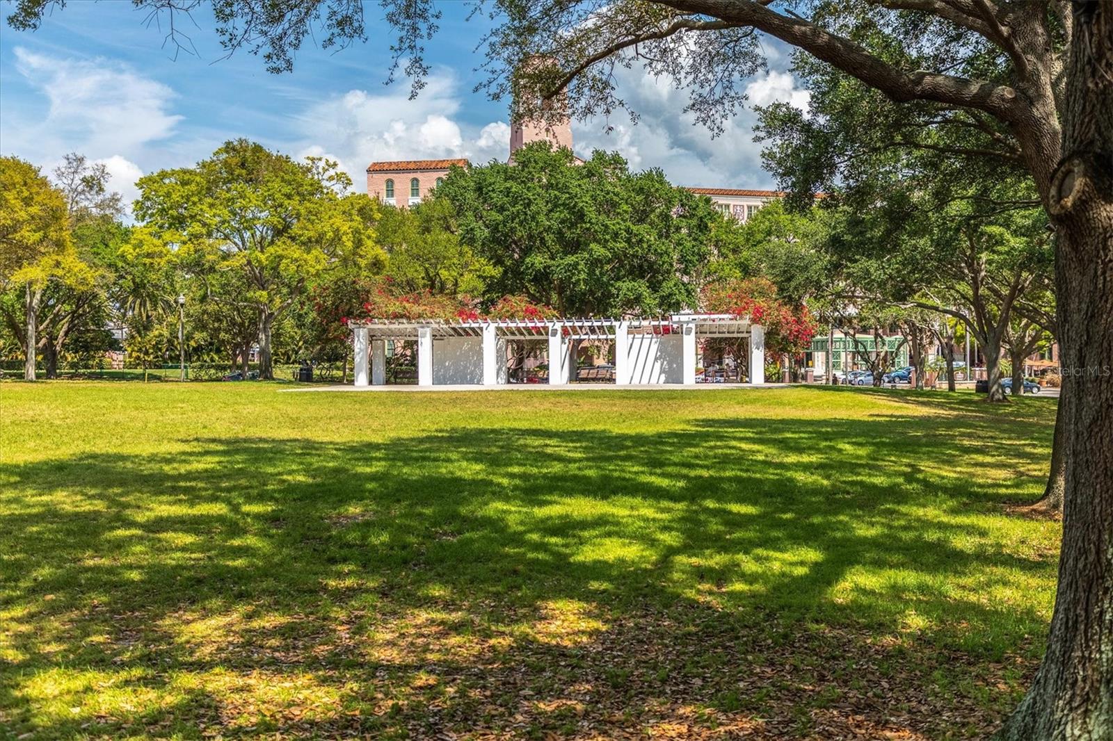 Listing photo id 33 for 210 5th Avenue S 402