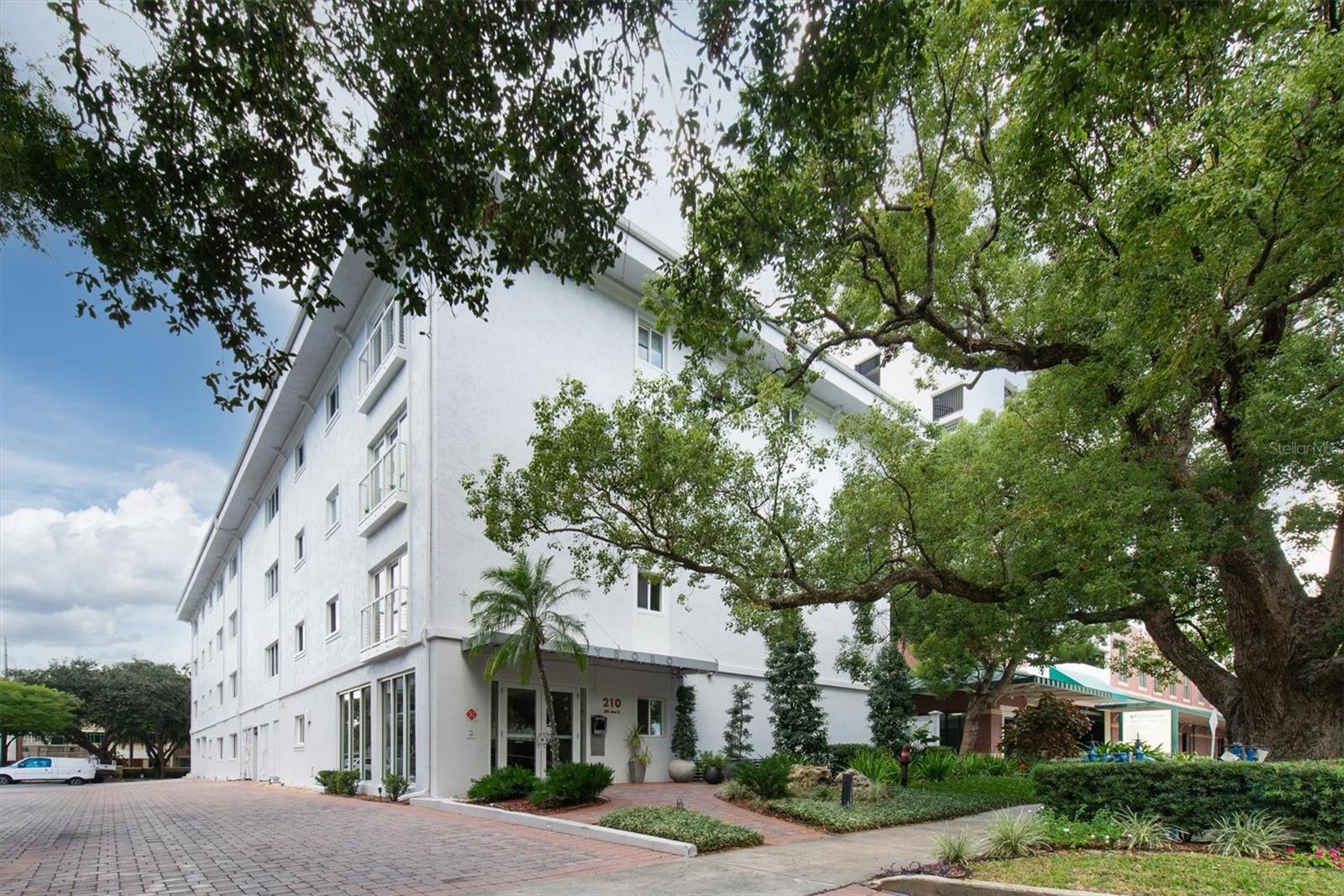 Listing photo id 2 for 210 5th Avenue S 402