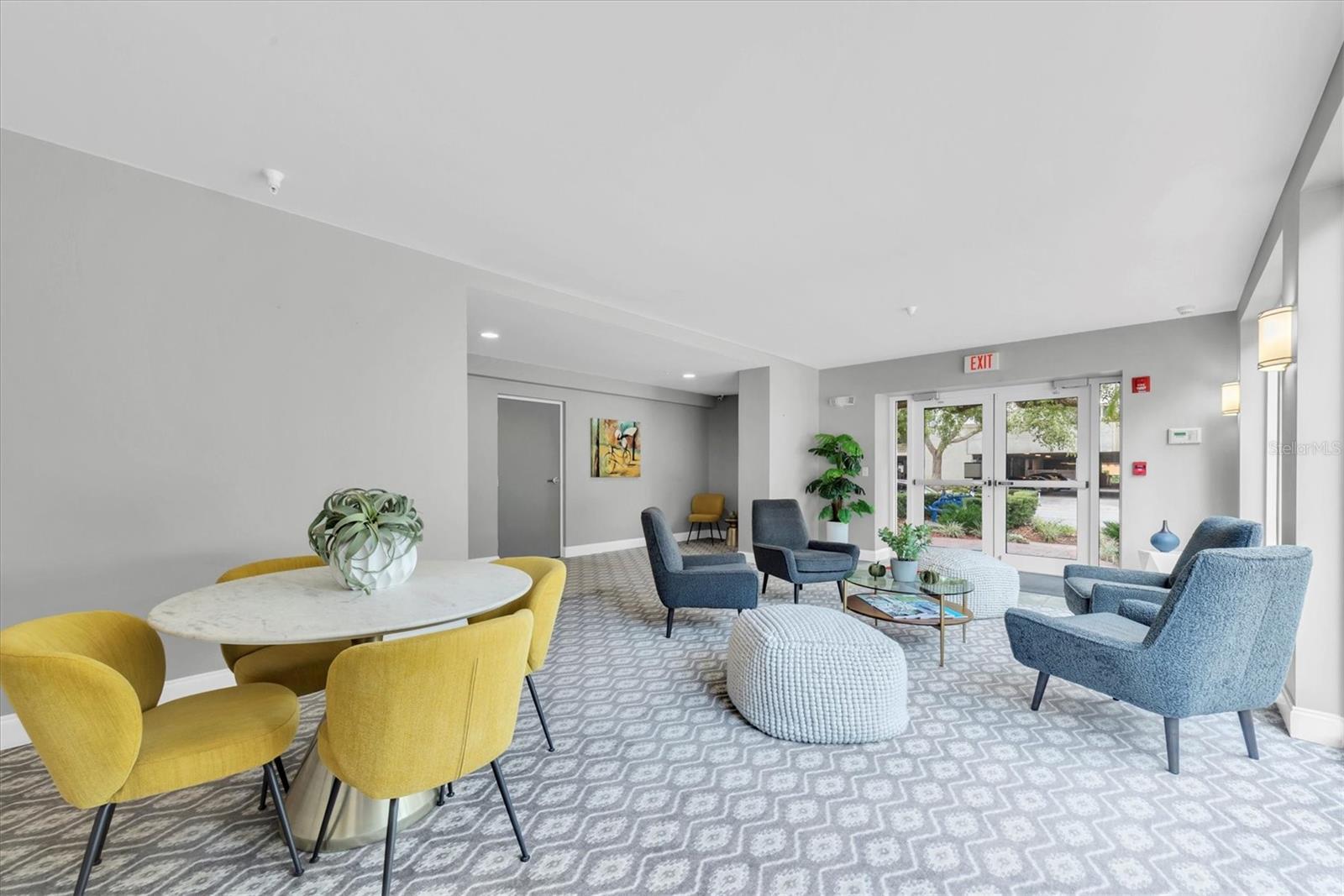 Listing photo id 4 for 210 5th Avenue S 402