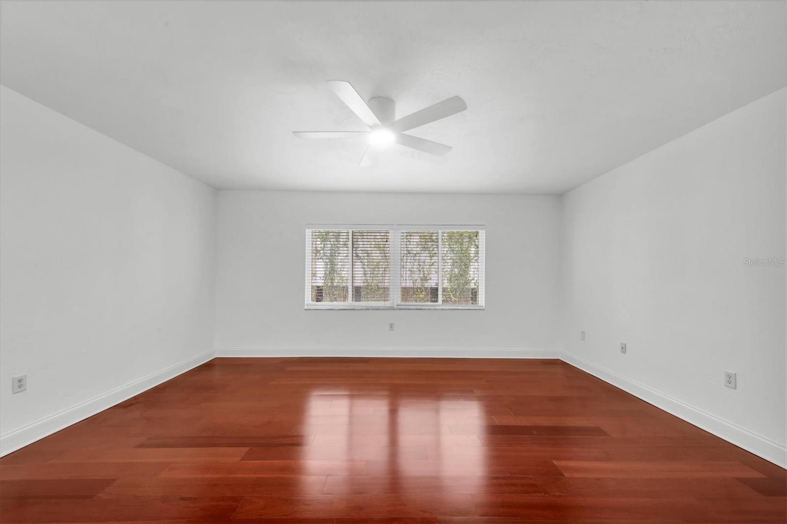 Listing photo id 5 for 210 5th Avenue S 402