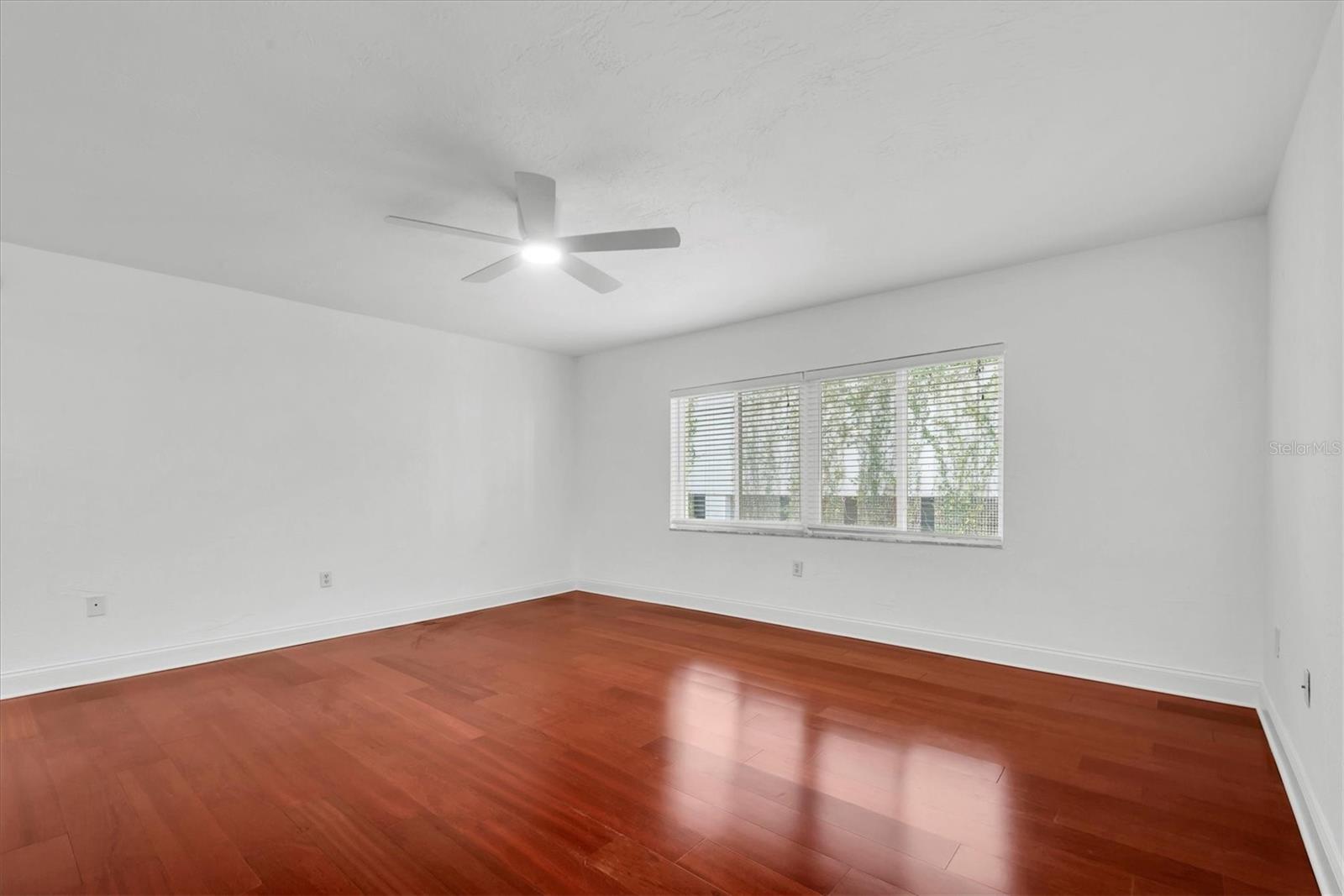 Listing photo id 6 for 210 5th Avenue S 402