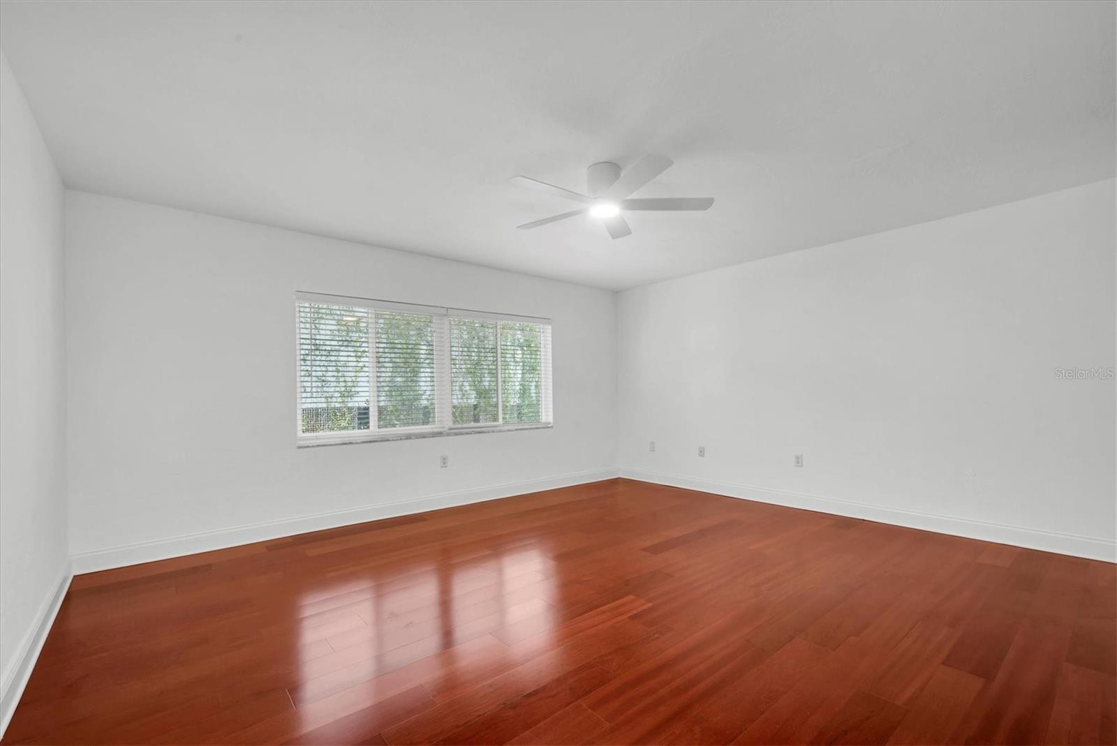 Listing photo id 7 for 210 5th Avenue S 402