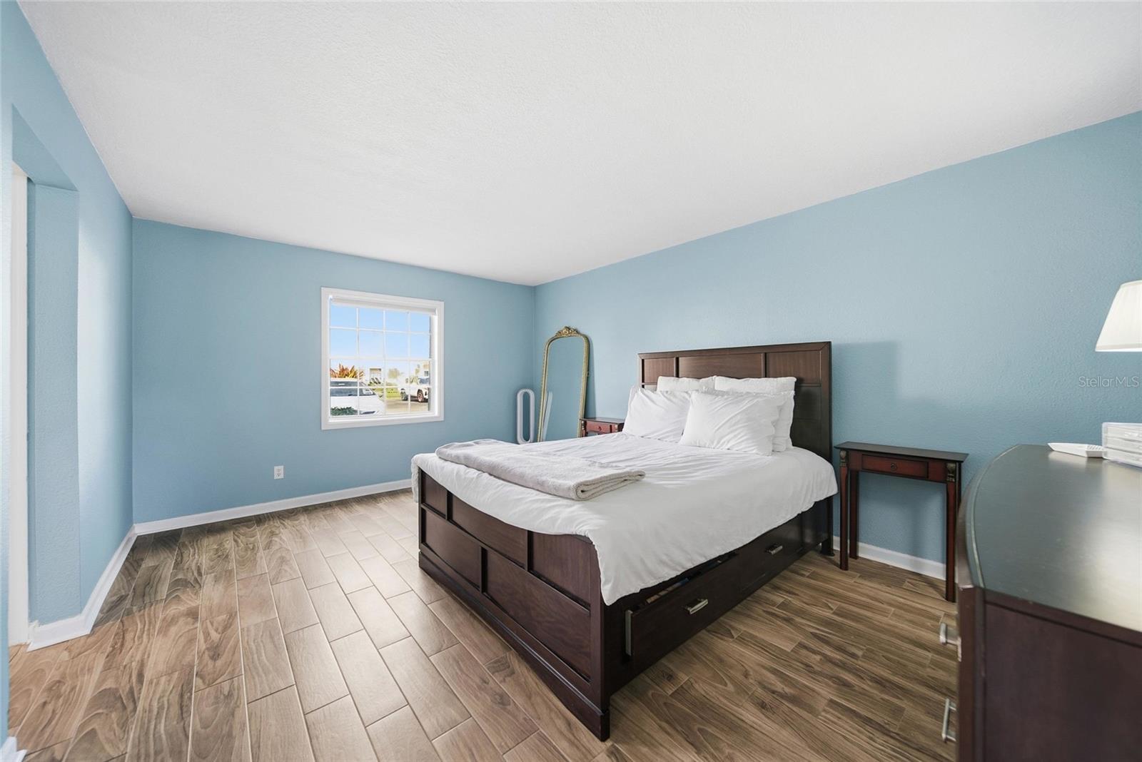 Image 11 of 36 For 220 Pompano Drive Se D