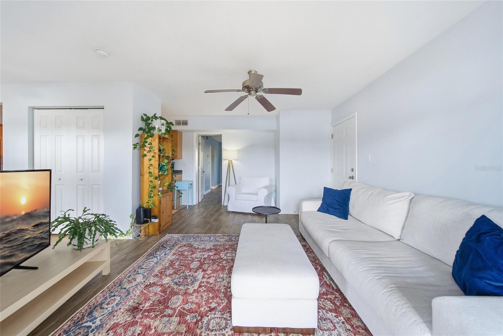 Image 4 of 36 For 220 Pompano Drive Se D