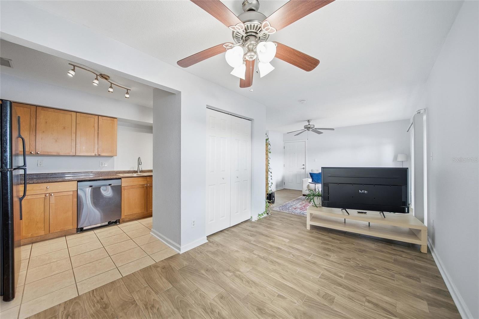 Image 6 of 36 For 220 Pompano Drive Se D