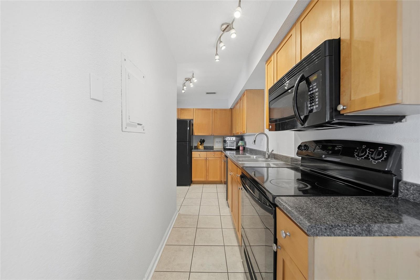 Image 9 of 36 For 220 Pompano Drive Se D