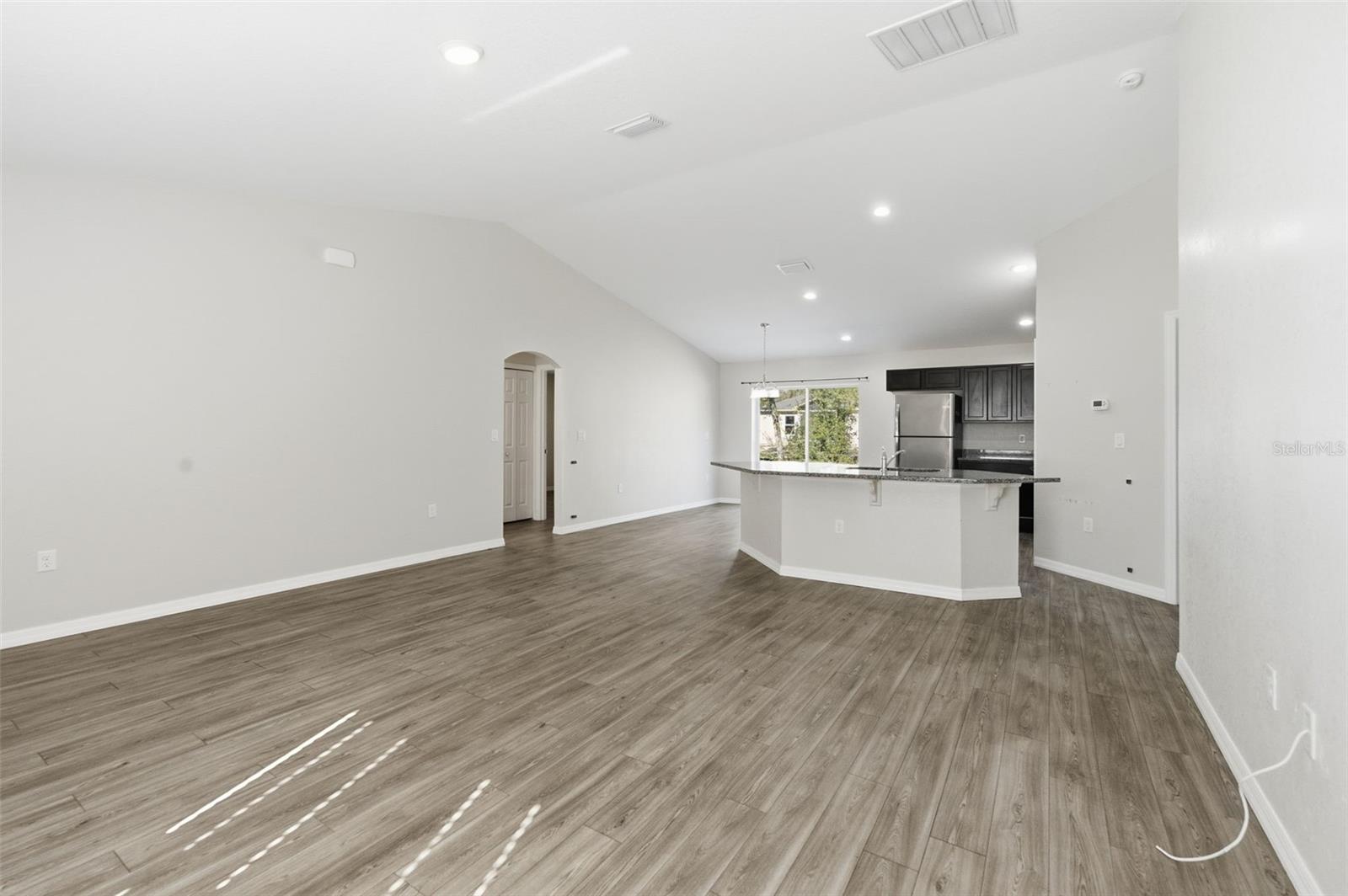 Listing photo id 9 for 2039 Shellbark Drive