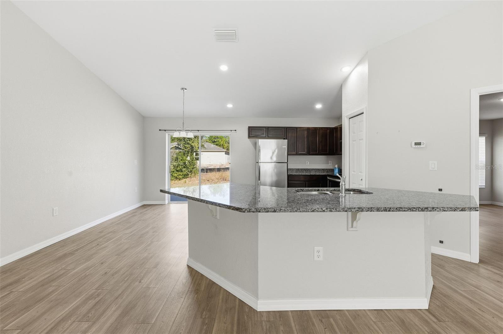 Listing photo id 10 for 2039 Shellbark Drive