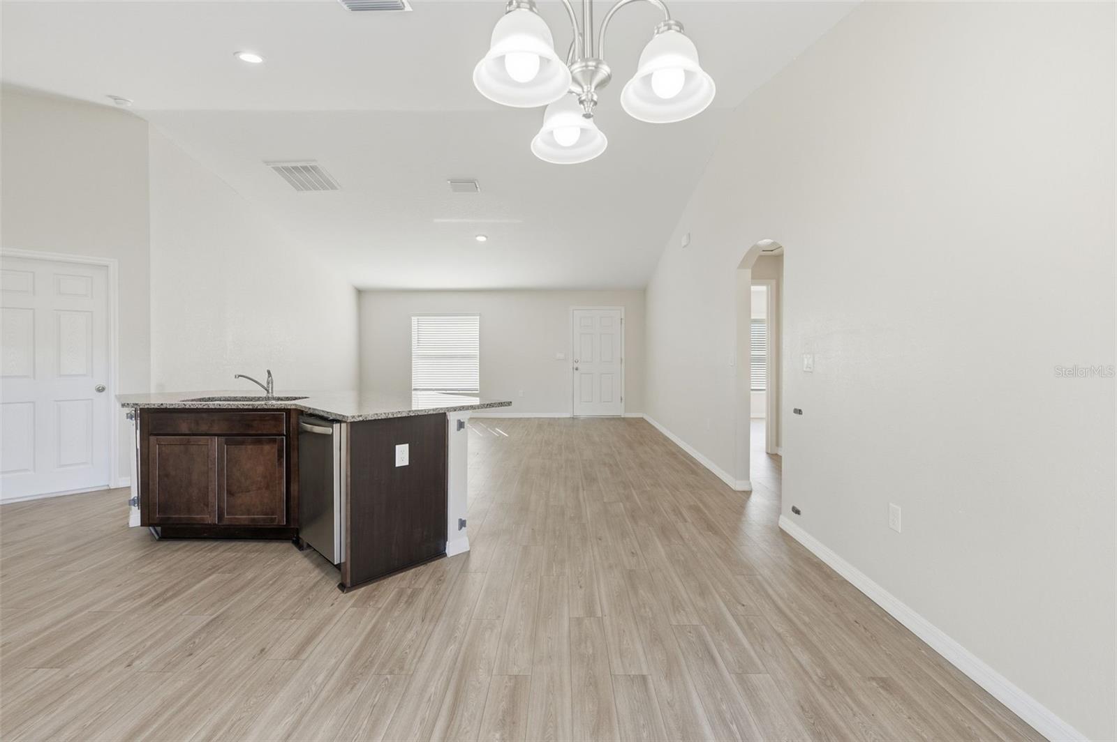 Listing photo id 12 for 2039 Shellbark Drive