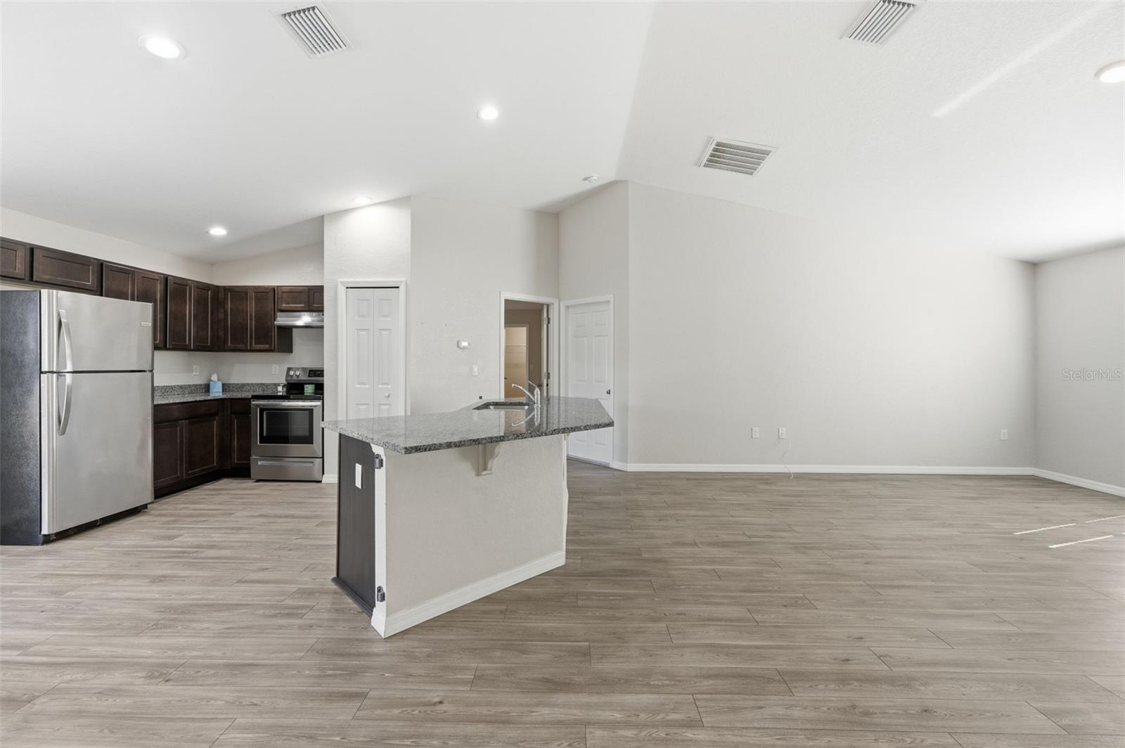 Listing photo id 16 for 2039 Shellbark Drive