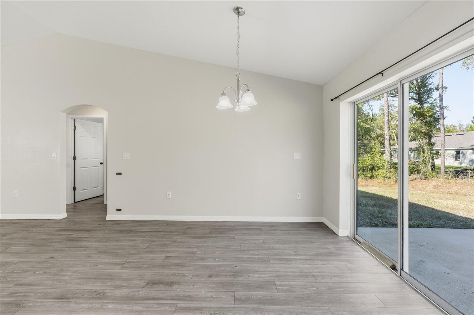 Listing photo id 17 for 2039 Shellbark Drive