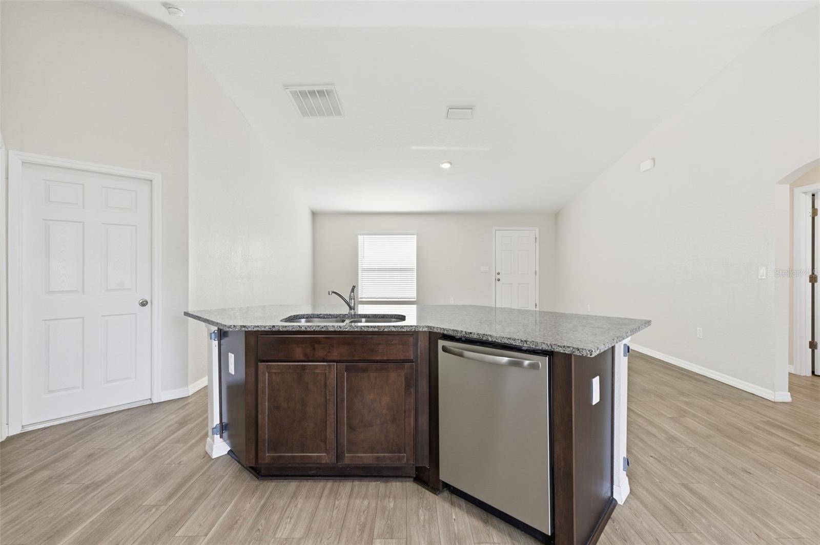 Listing photo id 18 for 2039 Shellbark Drive