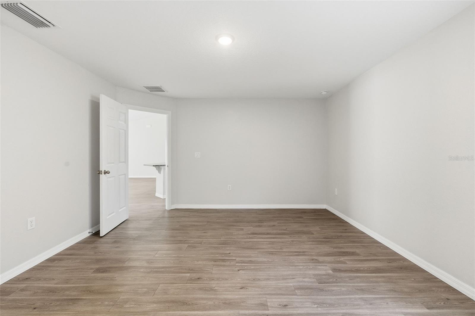 Listing photo id 35 for 2039 Shellbark Drive