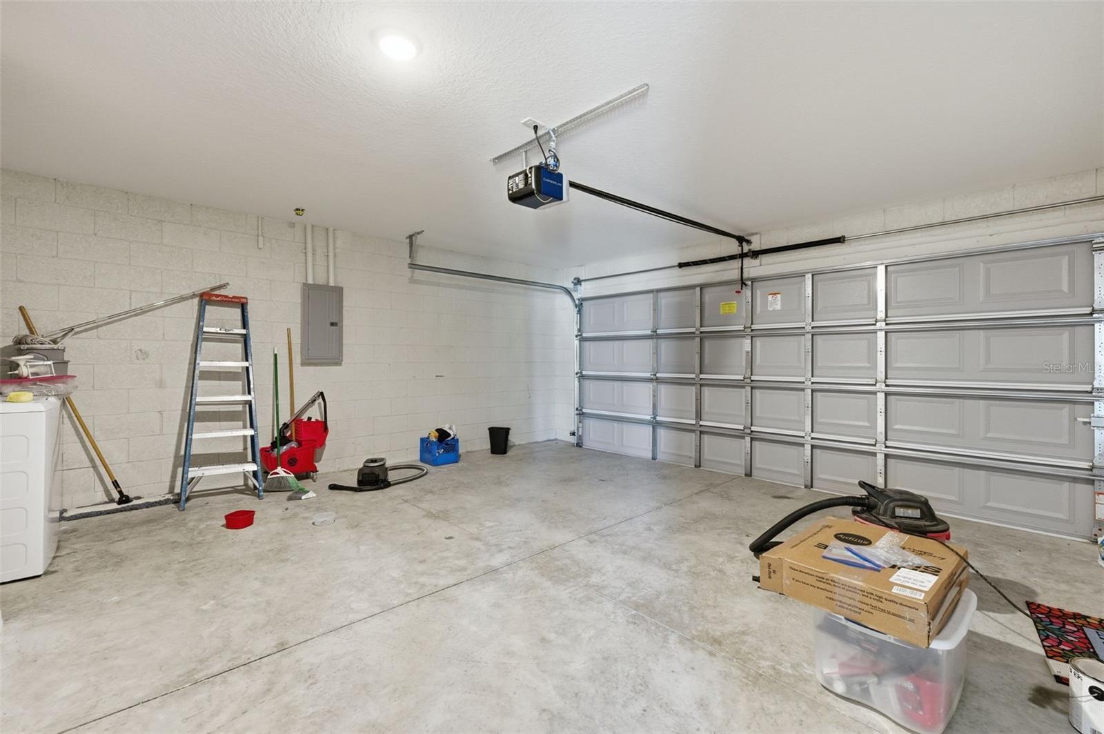 Listing photo id 37 for 2039 Shellbark Drive