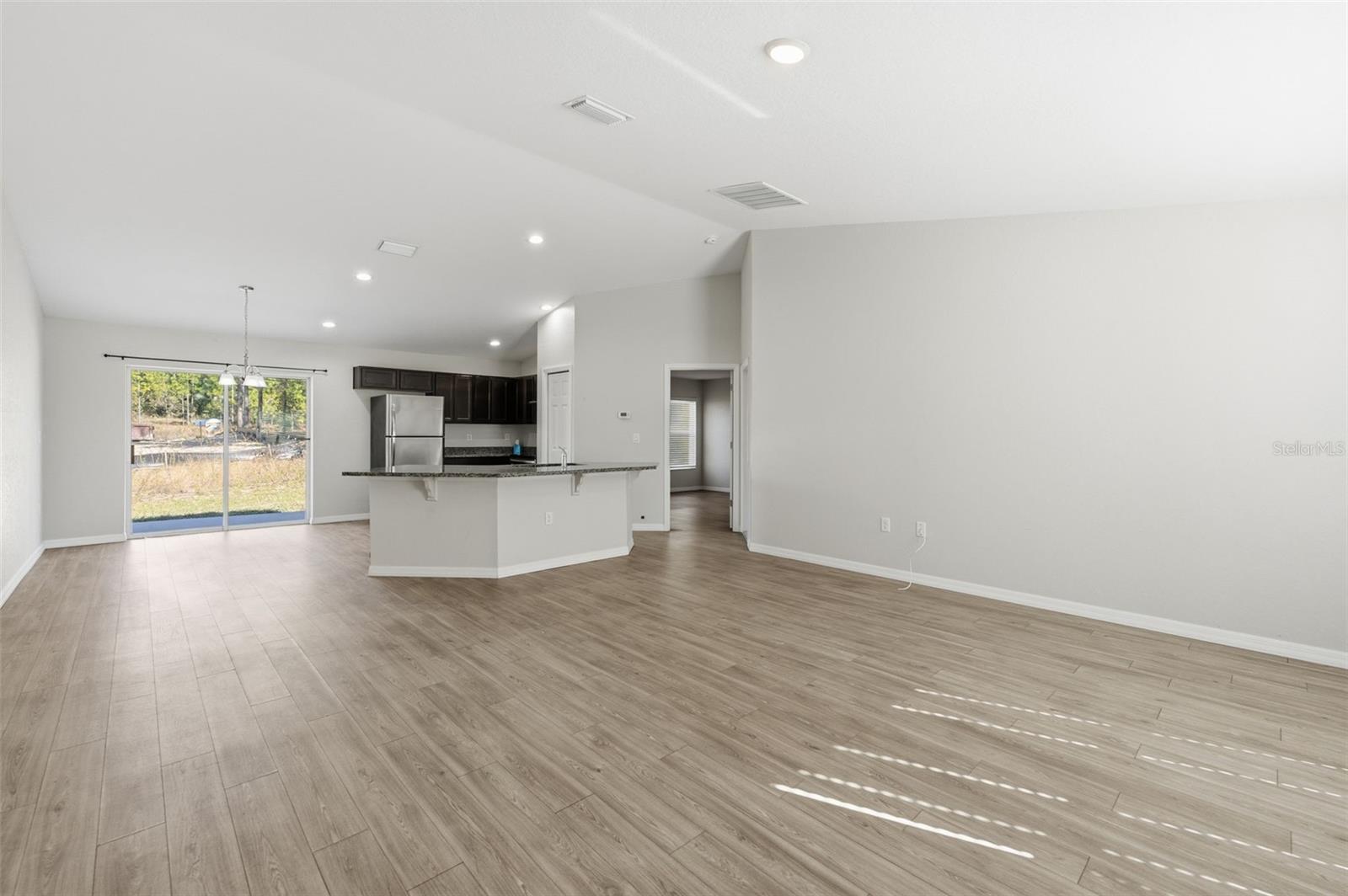 Listing photo id 3 for 2039 Shellbark Drive