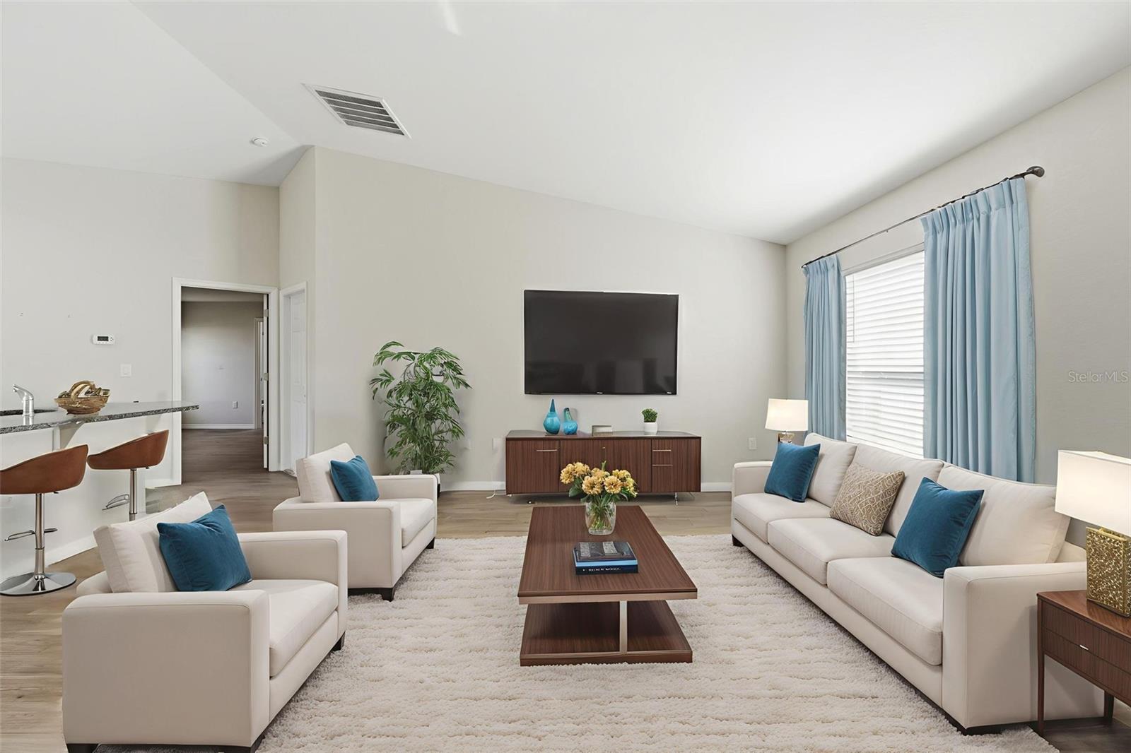 Listing photo id 5 for 2039 Shellbark Drive