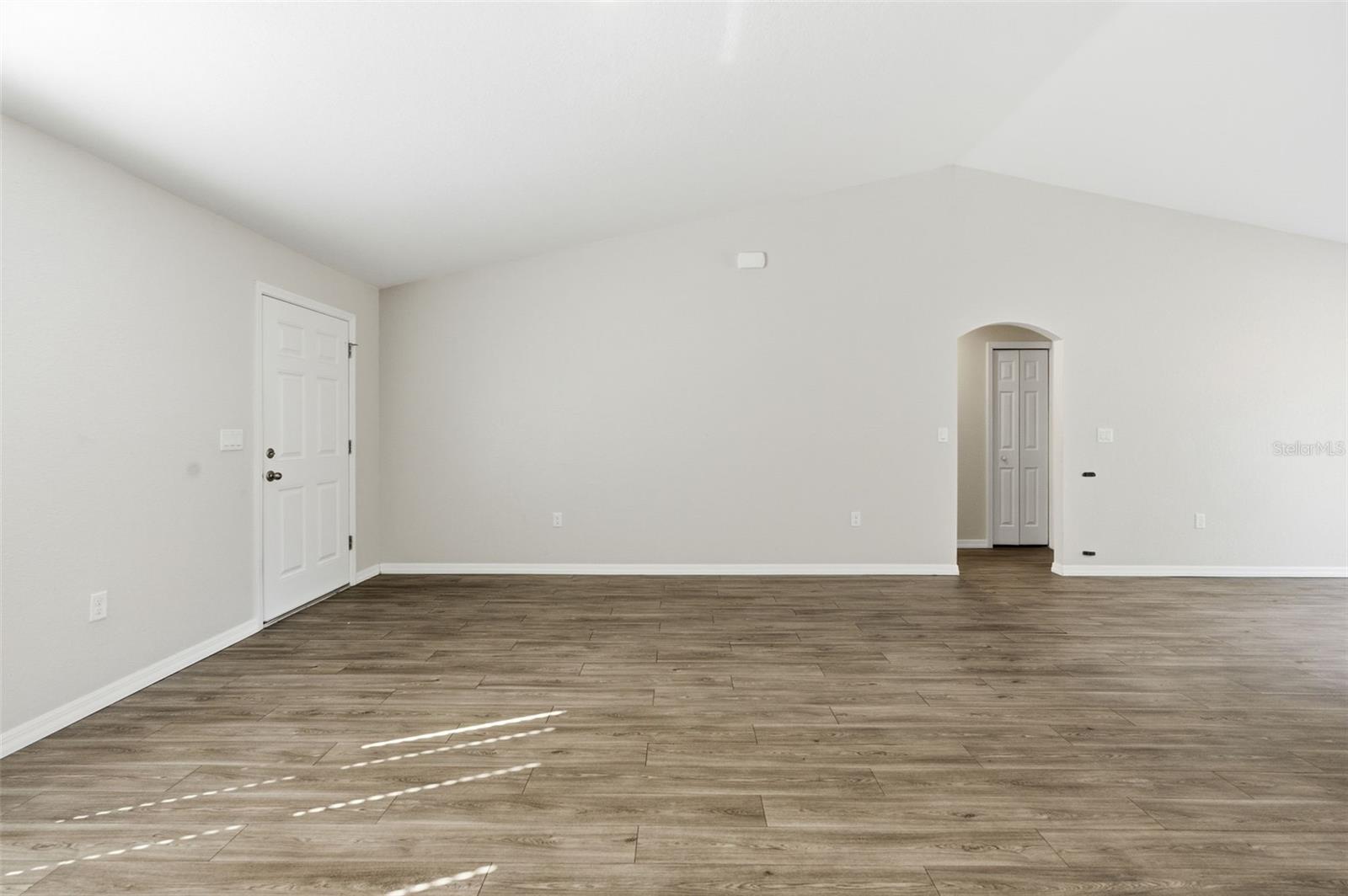 Listing photo id 7 for 2039 Shellbark Drive