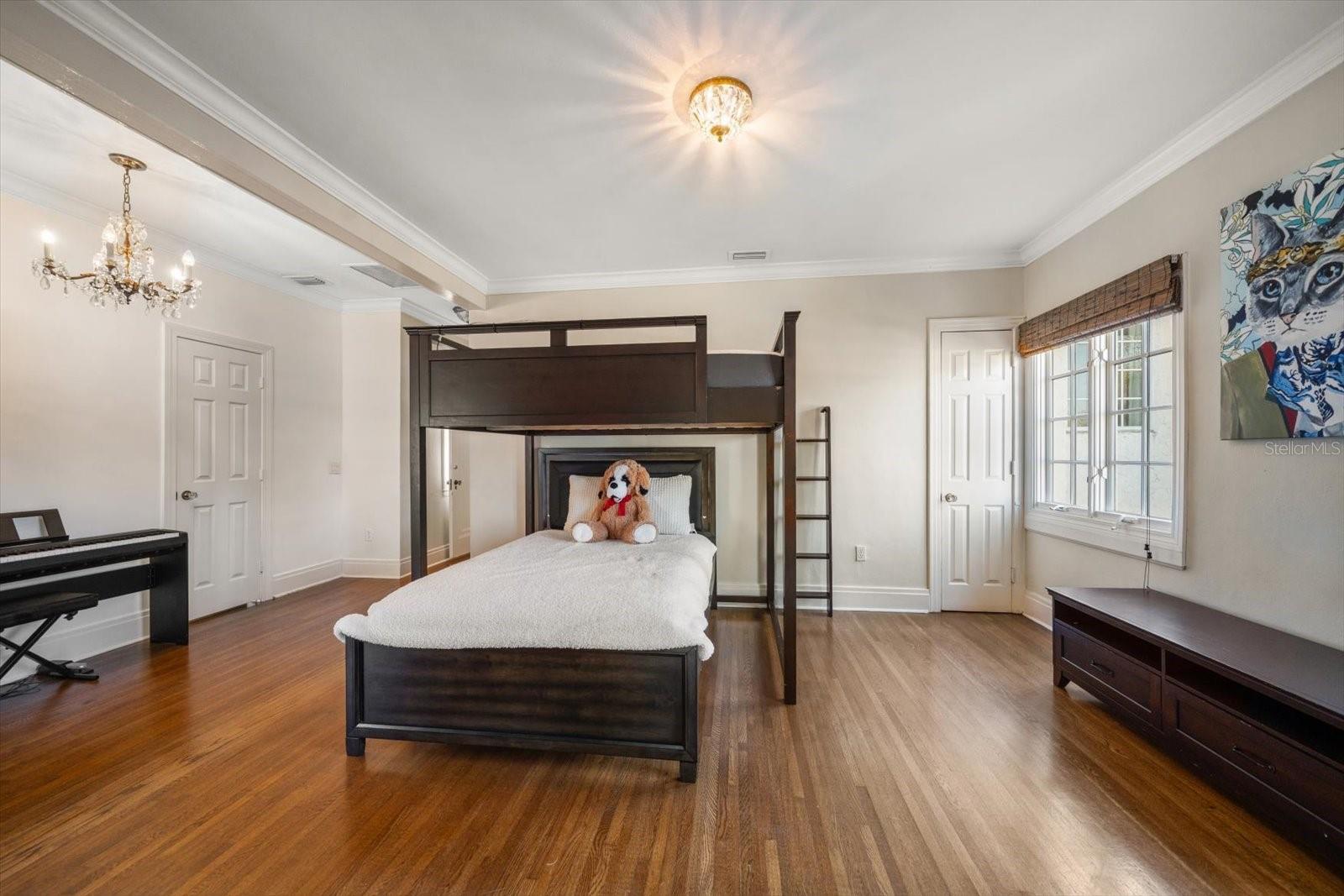 Image 37 of 81 For 1102 Palm View Avenue