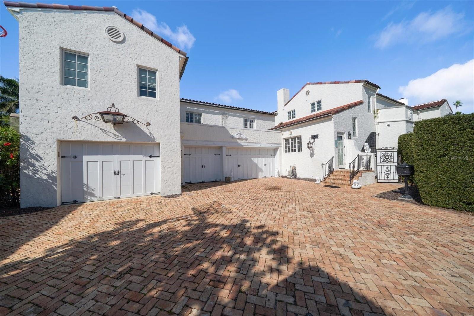 Image 4 of 81 For 1102 Palm View Avenue