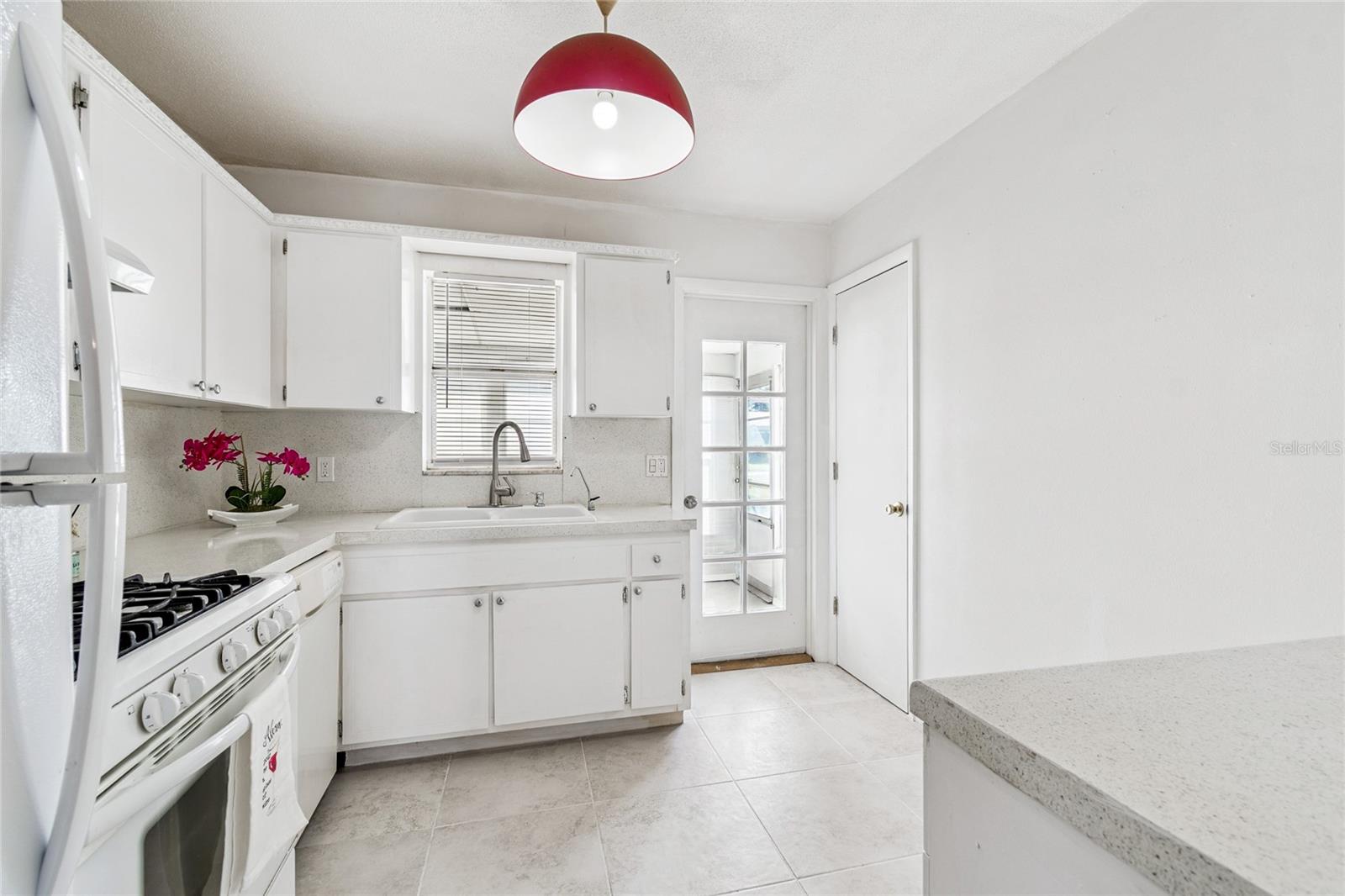 Image 8 of 28 For 5122 Iris Drive N 12