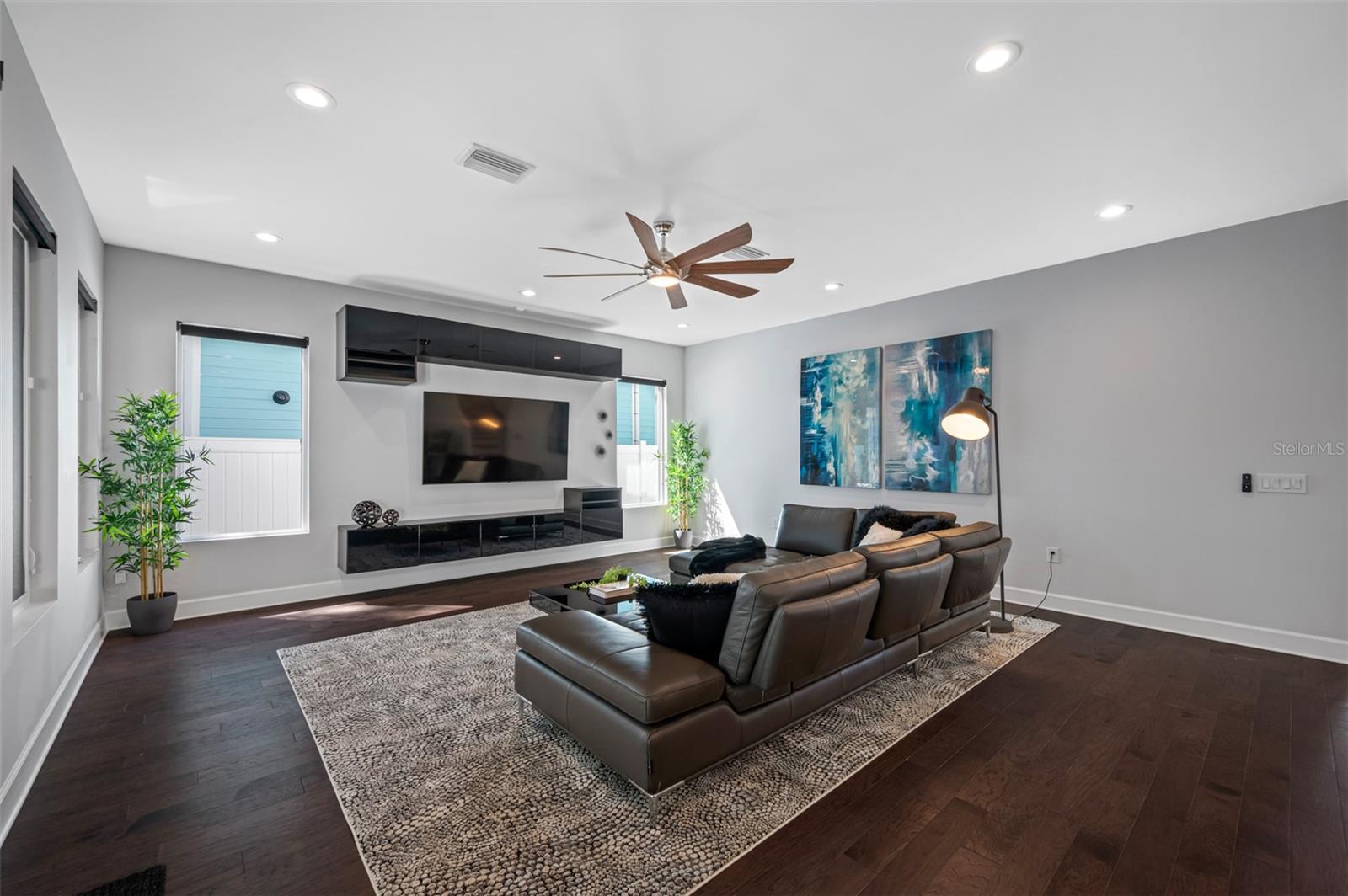 Image 19 of 79 For 902 Plymouth Street