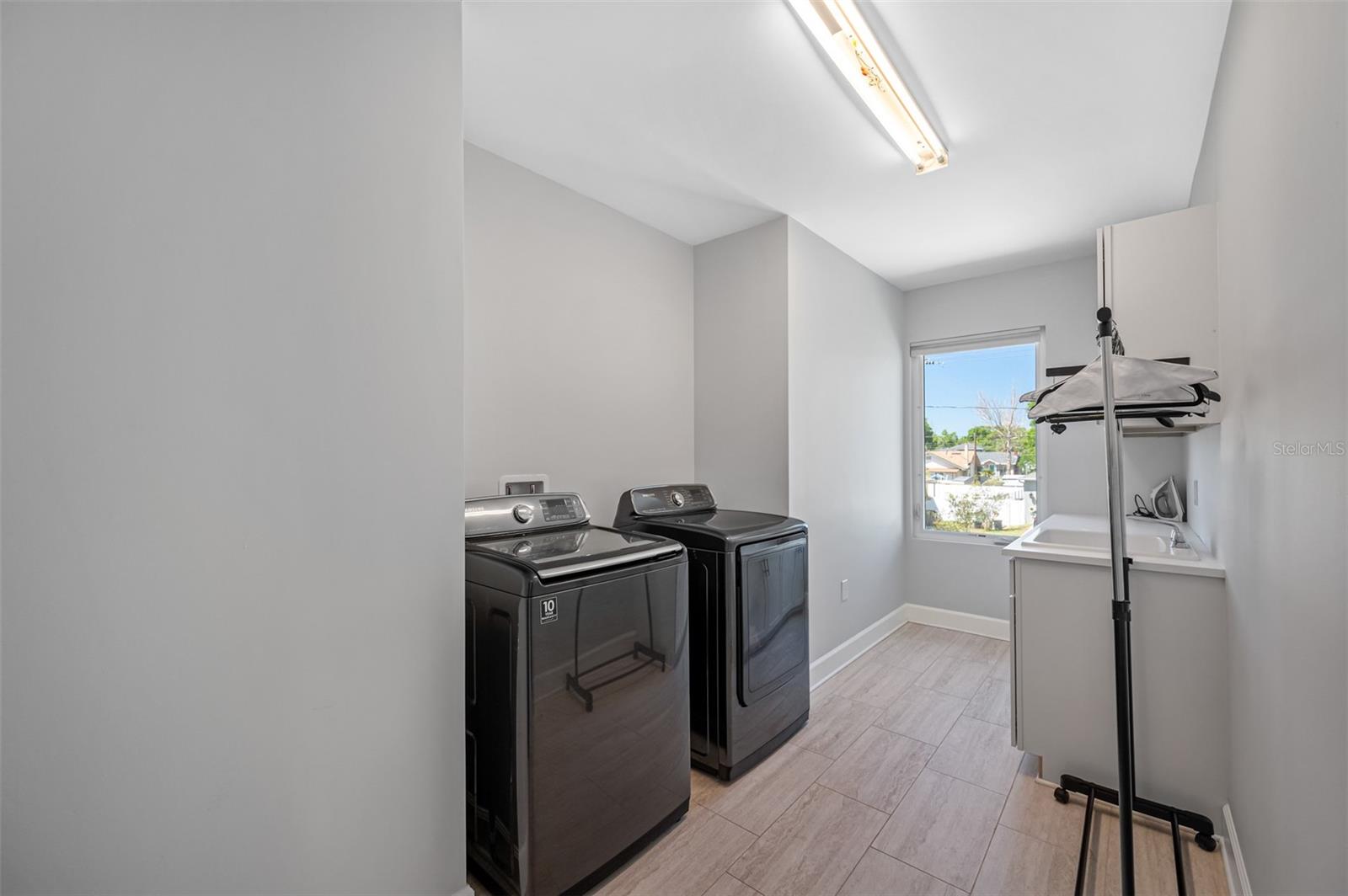 Image 26 of 79 For 902 Plymouth Street