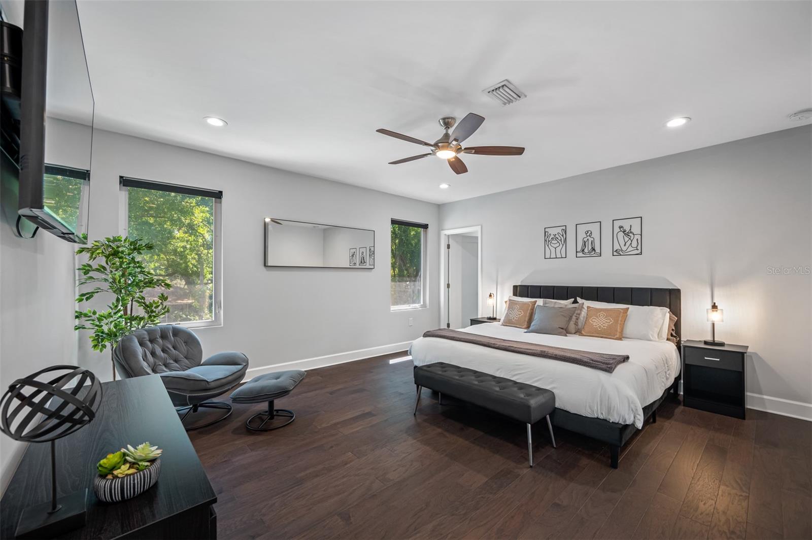 Image 27 of 79 For 902 Plymouth Street