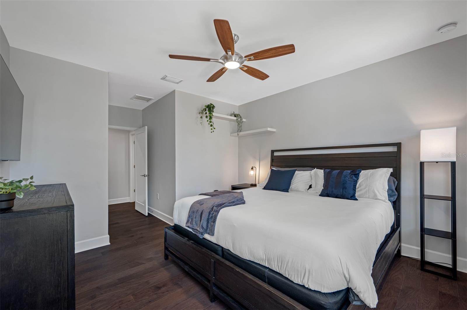 Image 39 of 79 For 902 Plymouth Street