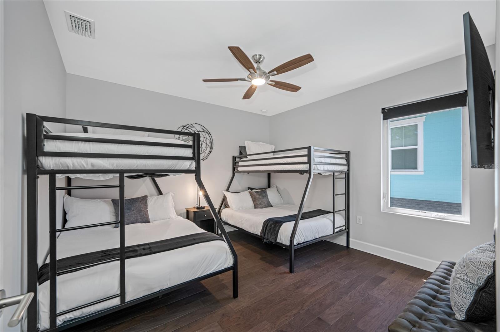 Image 43 of 79 For 902 Plymouth Street