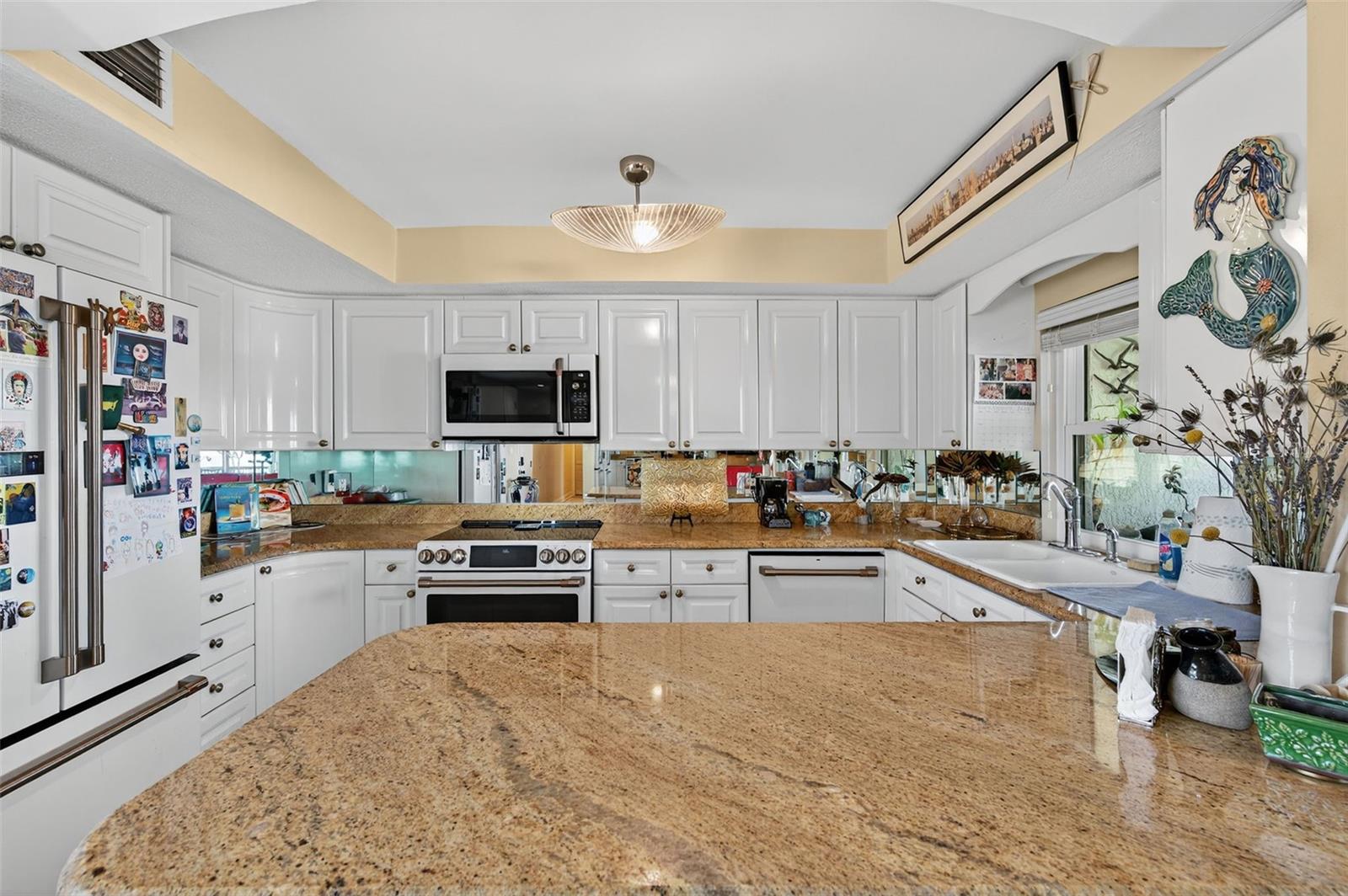 Image 15 of 81 For 3200 Gulf Boulevard 203