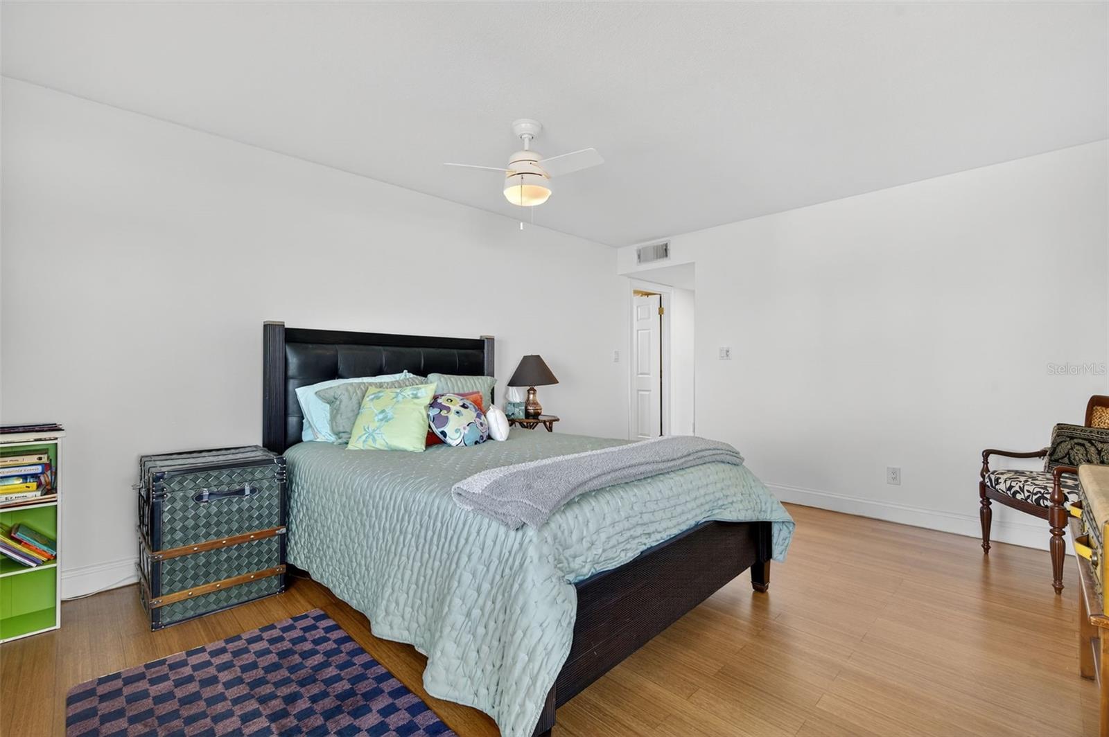 Image 21 of 81 For 3200 Gulf Boulevard 203