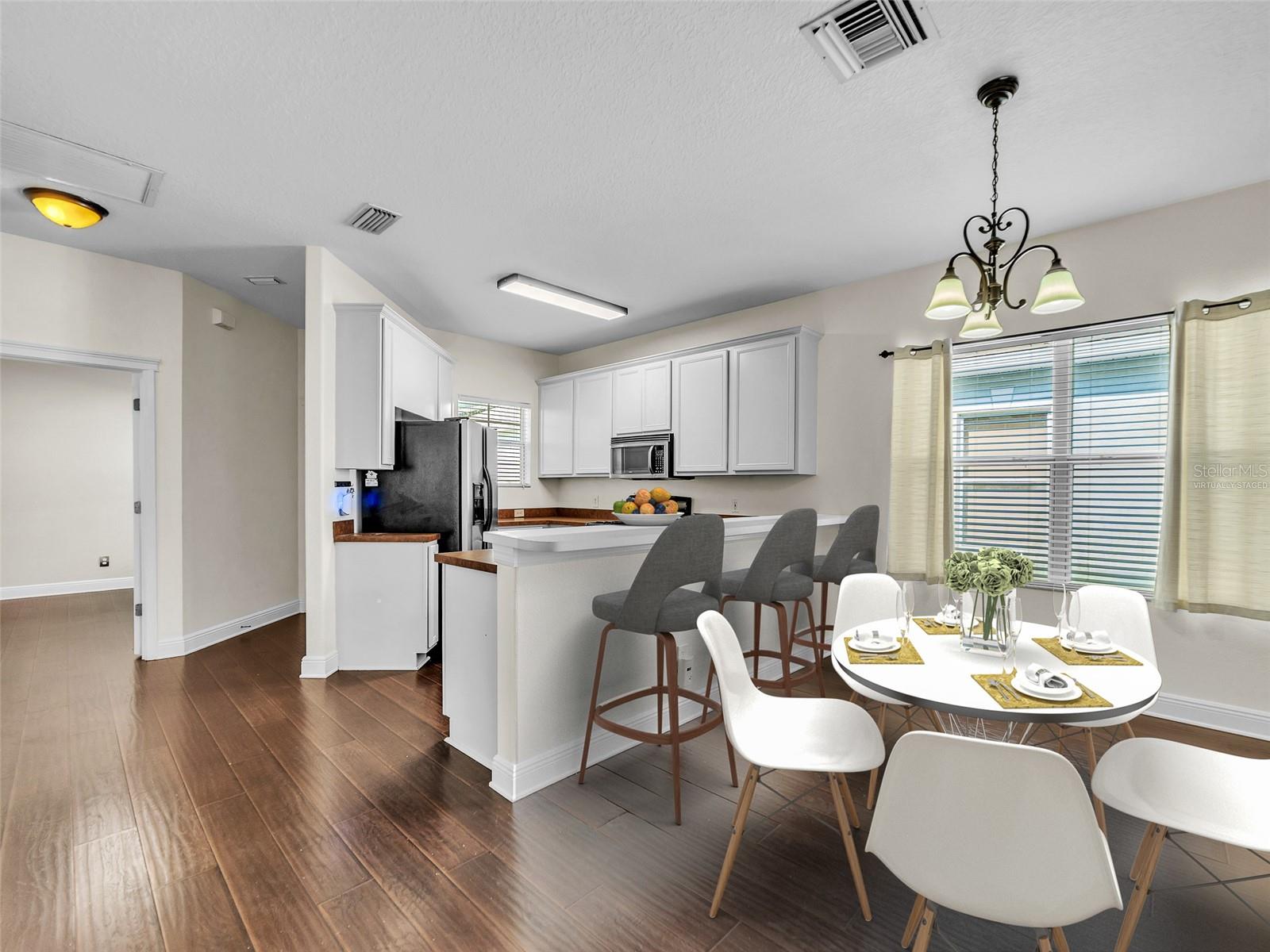 Listing photo id 8 for 6927 Surrey Hill Place